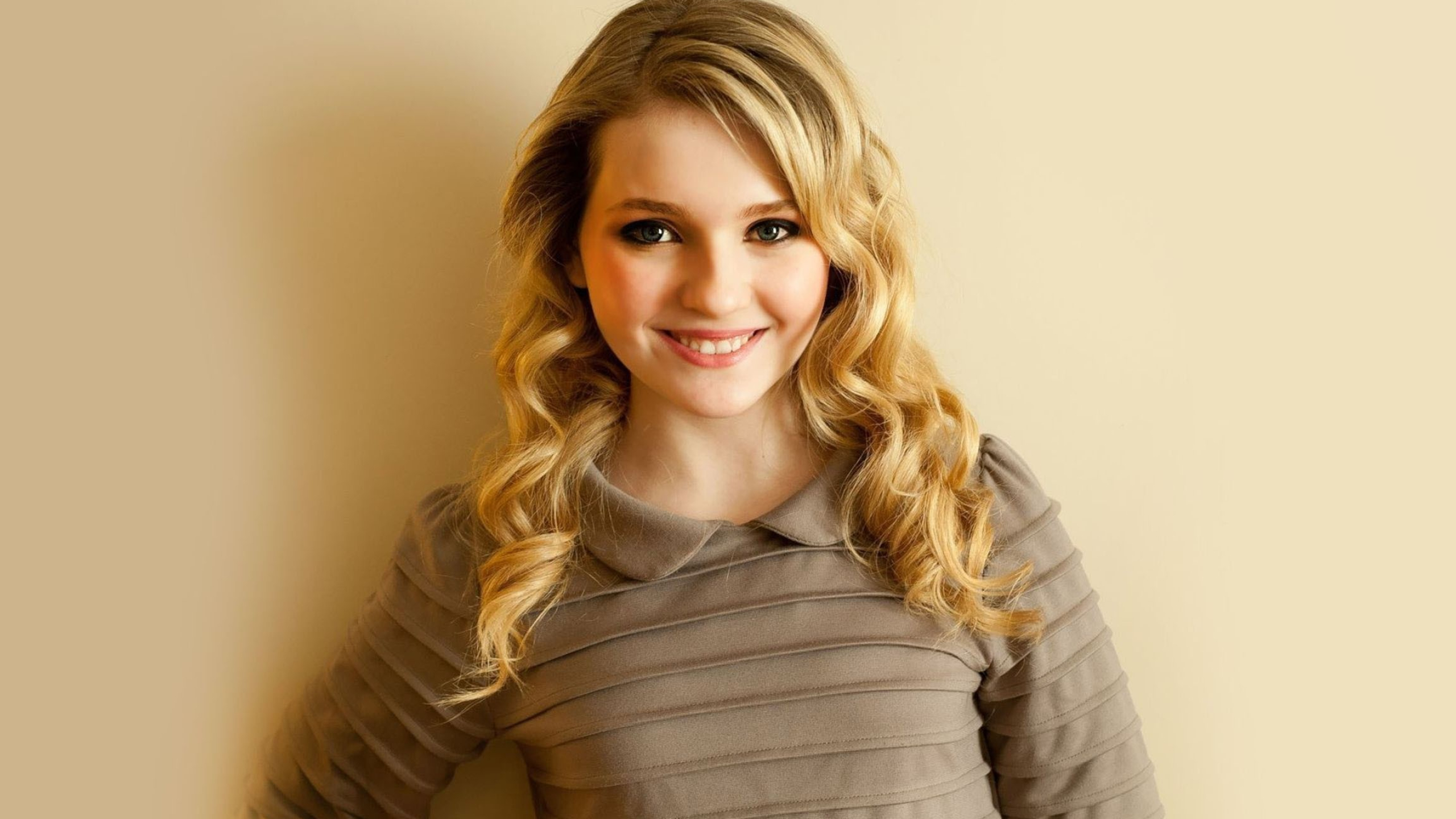 Abigail Breslin, Blue denim jacket, Smiling, Brown hair, 2560x1440 HD Desktop