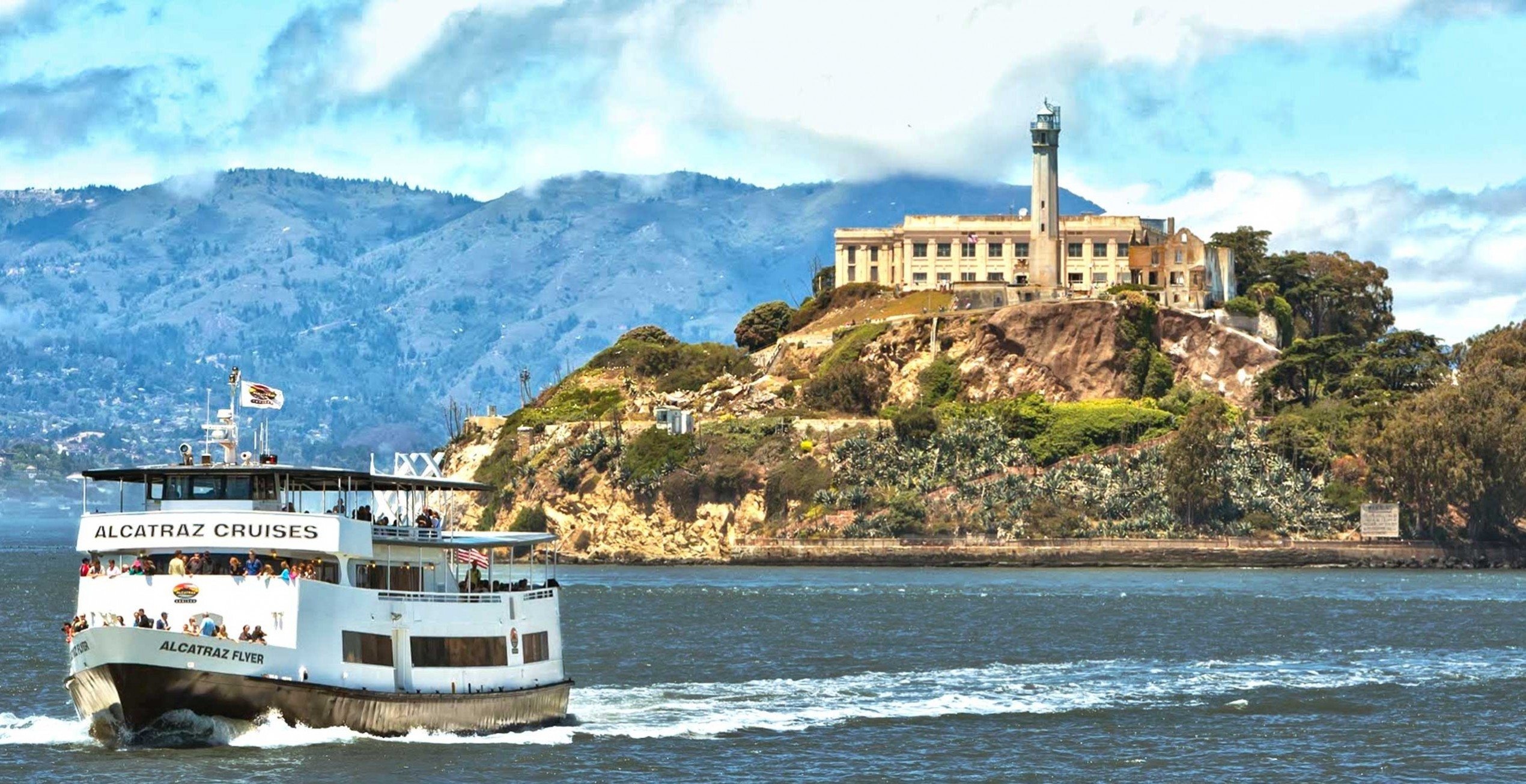 Abandoned Alcatraz building, Eerie atmosphere, Haunting beauty, Urban decay, 2540x1310 HD Desktop