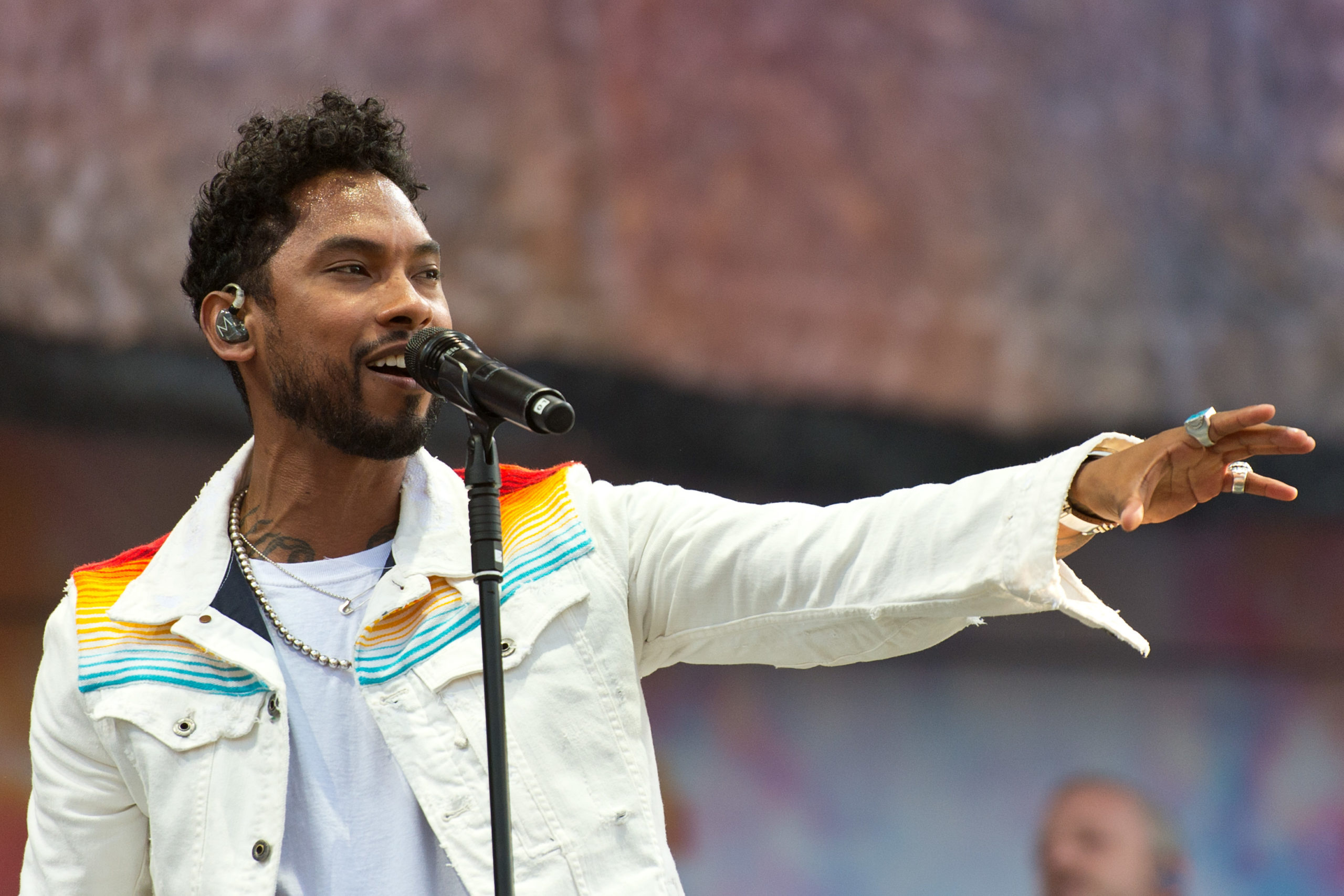 Miguel, Emotional performance, Wireless Festival, US police violence, 2560x1710 HD Desktop