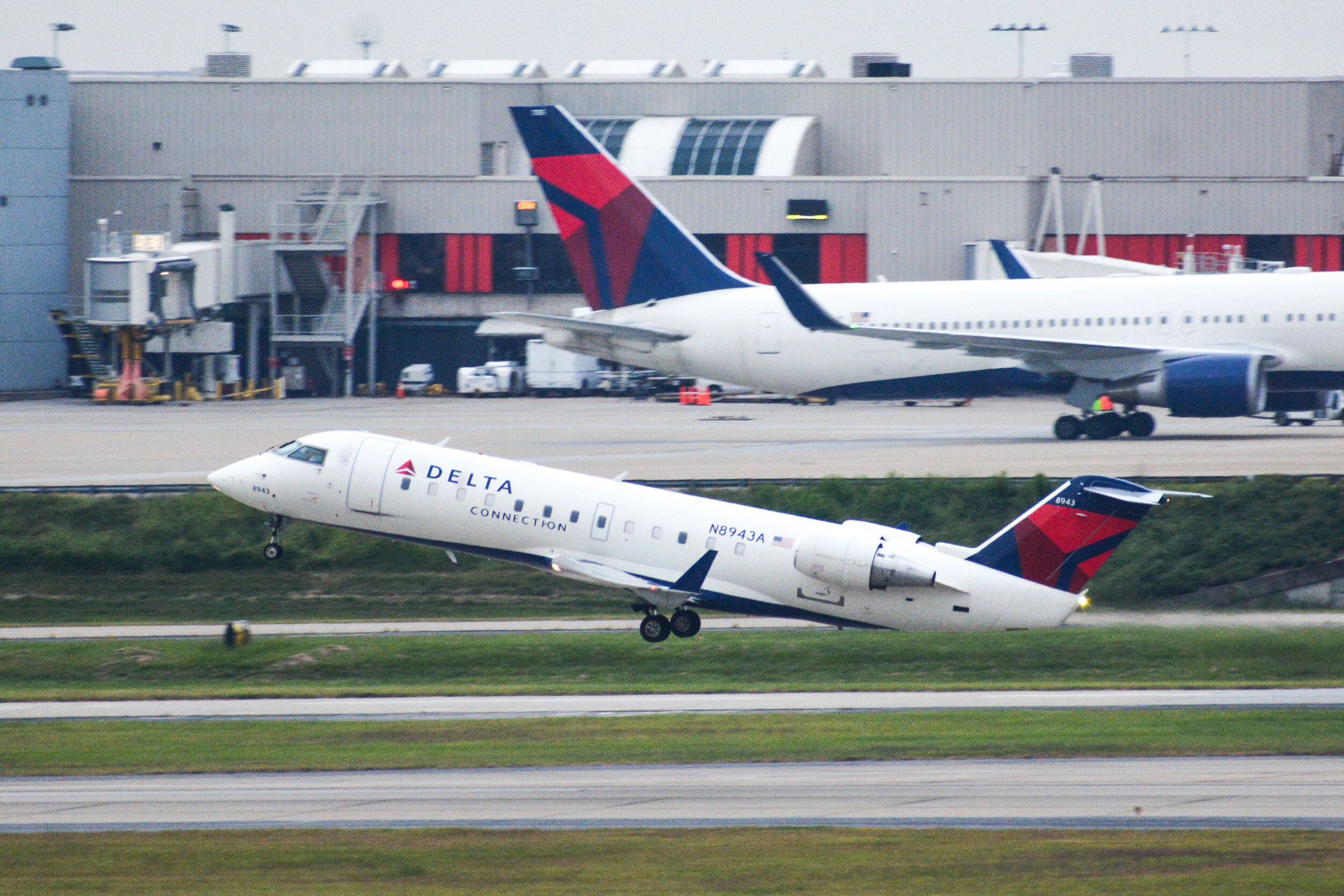 Bombardier CRJ 200, PlaneSpotting, September 2020, Officer Wayfinder, 2500x1670 HD Desktop