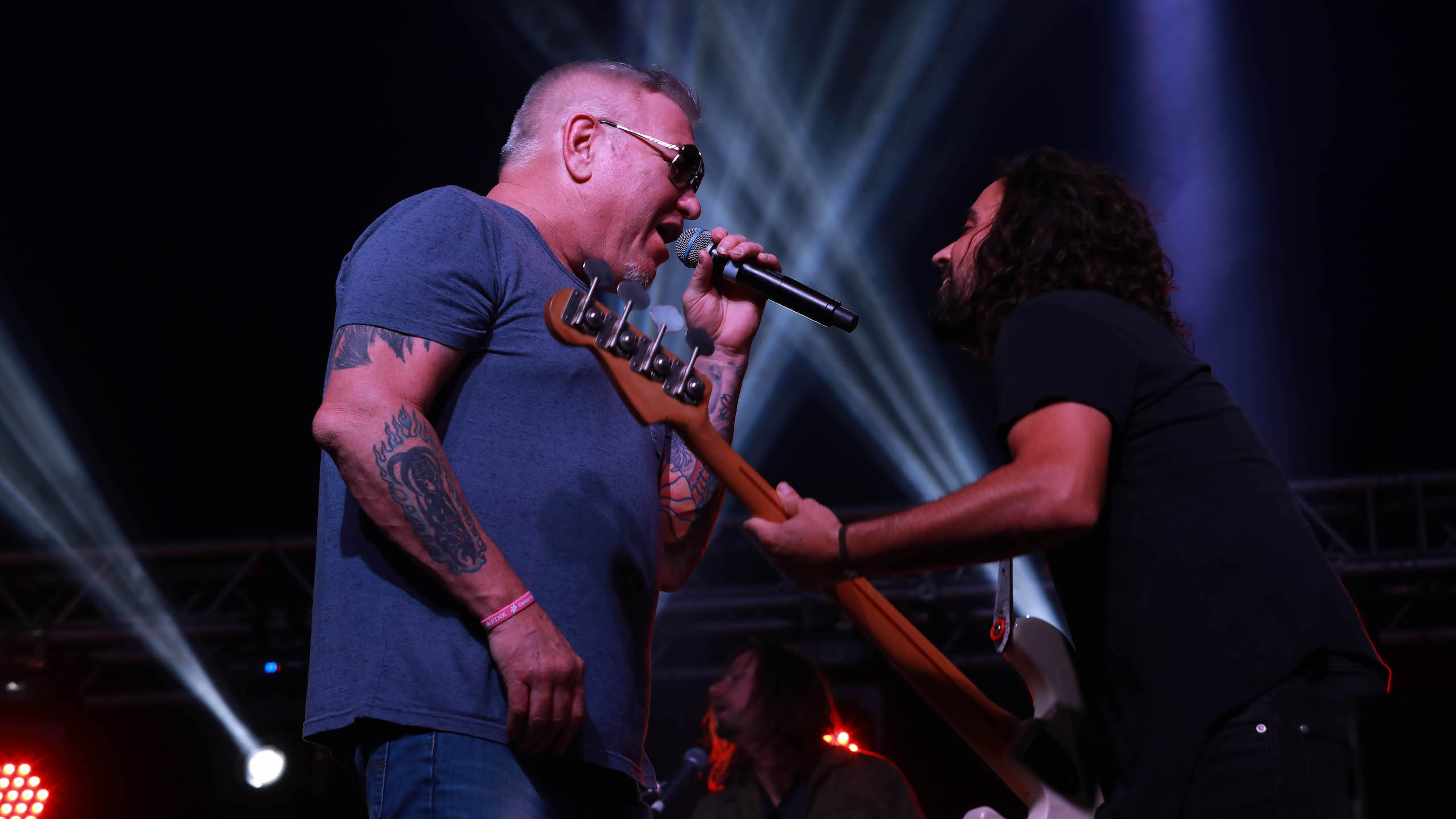 Smash Mouth concert, Illness interruption, Dedicated fans, Showbiz pros, 2560x1440 HD Desktop