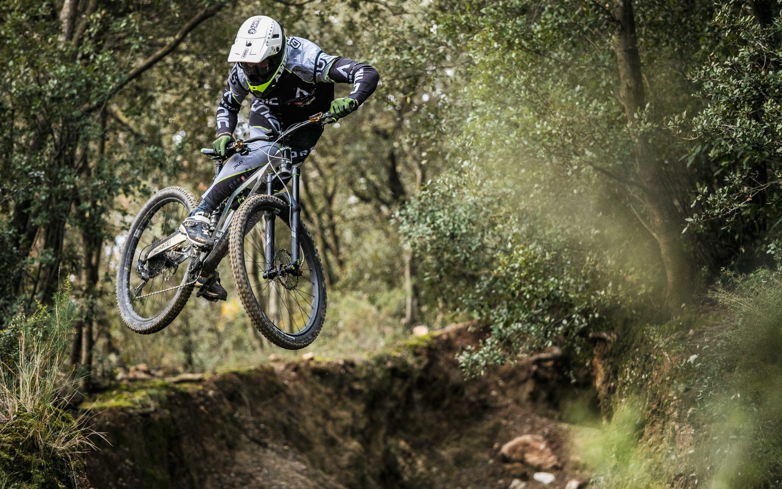 Nic Essential Line, Custom mountain bike kit, Cedric Gracia, Cost cuts, 2560x1600 HD Desktop