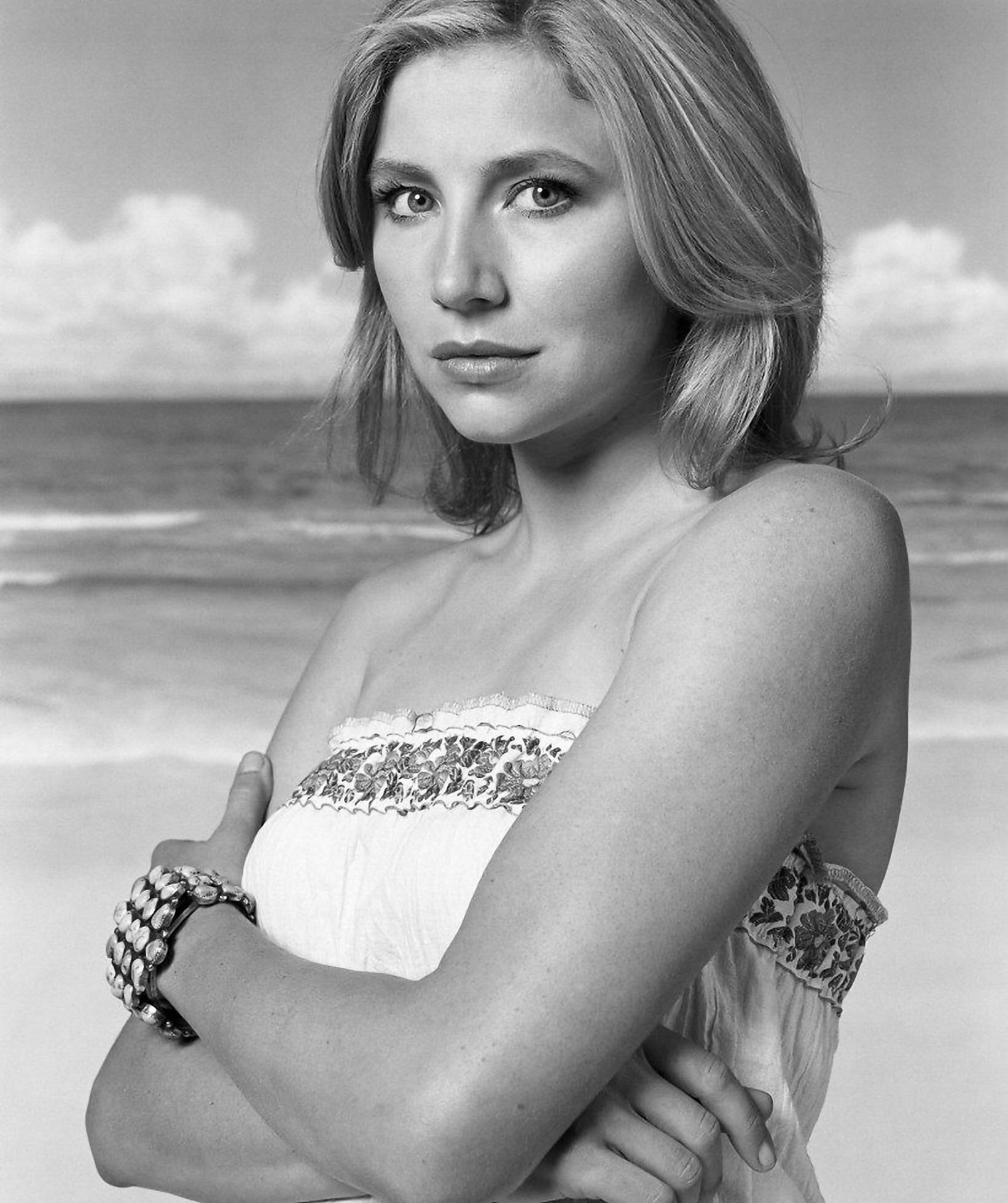 Sarah Chalke, Imgur album, Captivating collection, Visual delight, 1650x1960 HD Phone