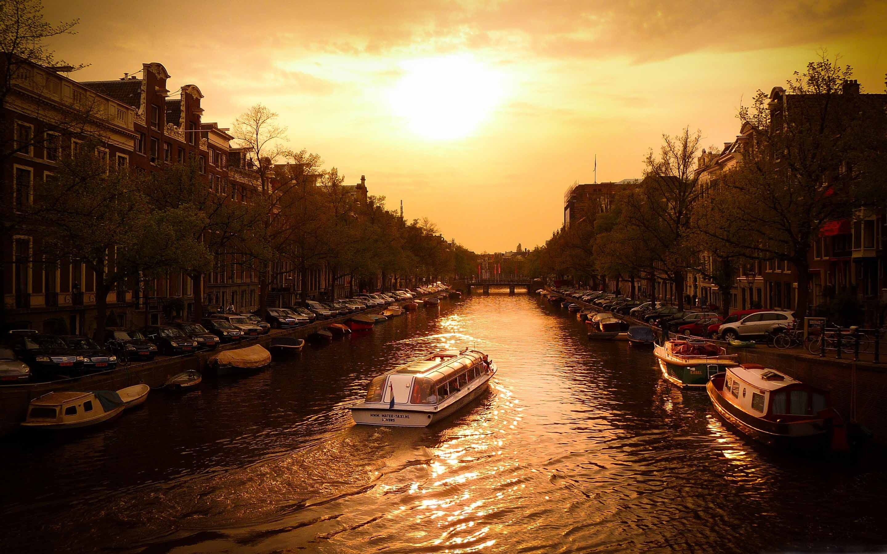 Amsterdam, Canal cruiser, MacBook Air, Wallpaper download, 2880x1800 HD Desktop