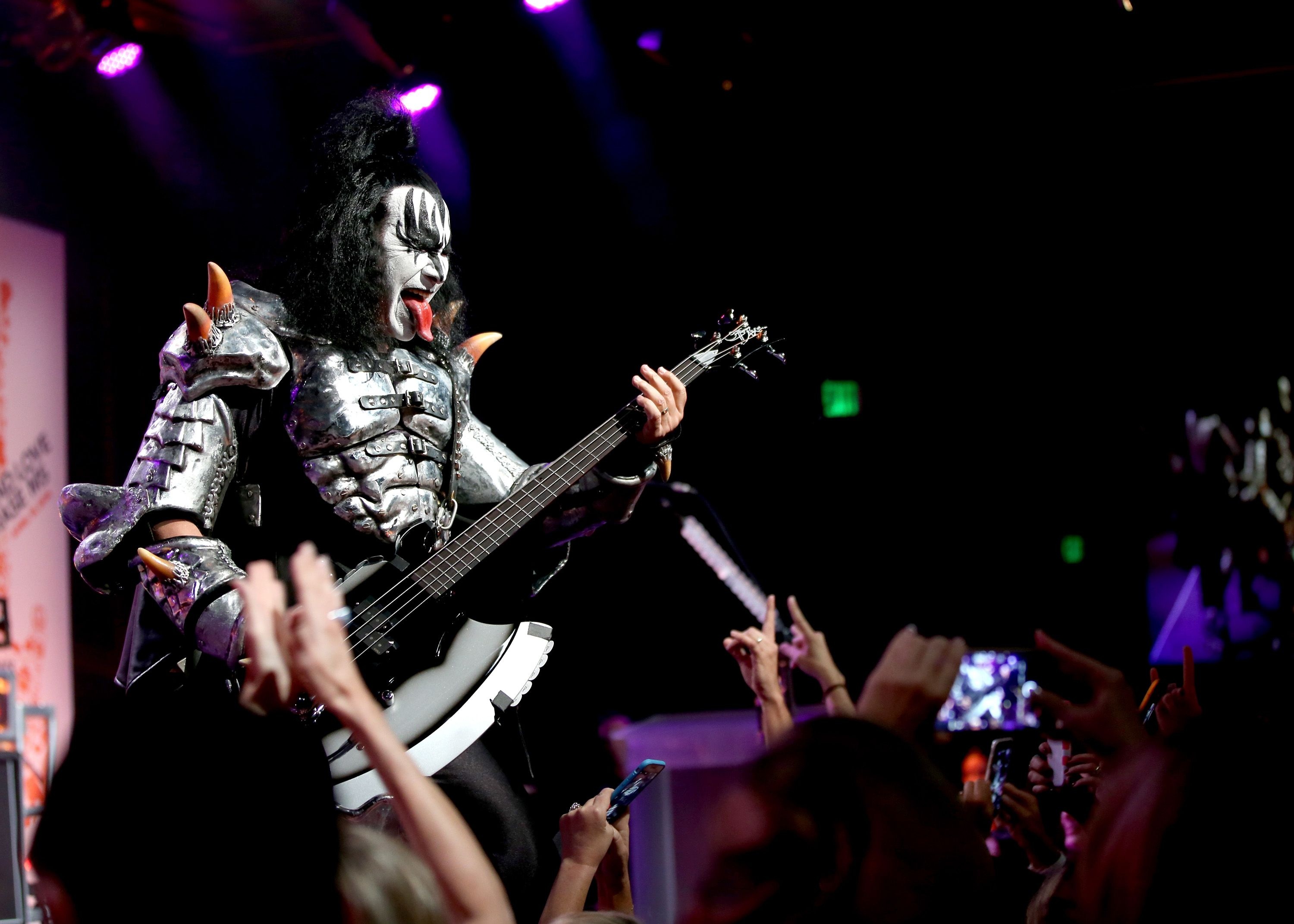 Gene Simmons, Falls on stage, 3000x2150 HD Desktop