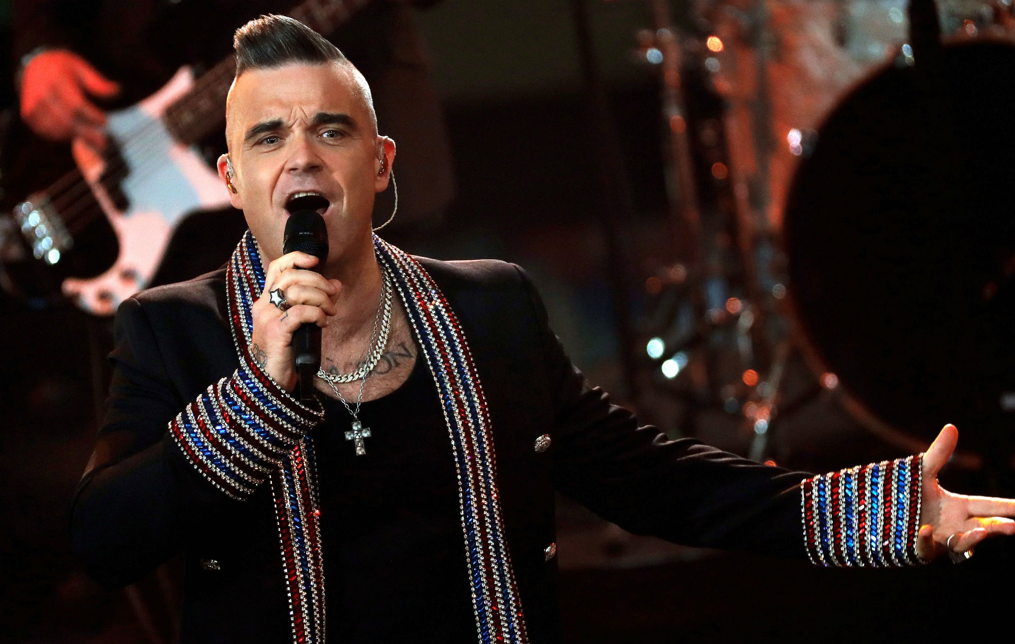 Robbie Williams, Mercury poisoning scare, Fish consumption, Health concerns, 2000x1270 HD Desktop