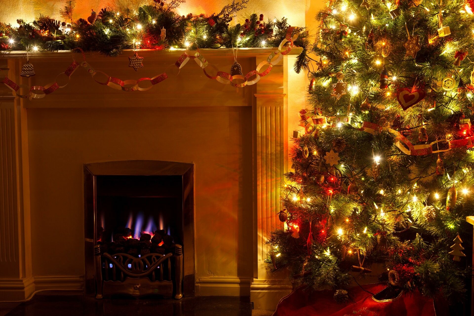 Garland, Christmas Fireplace Wallpaper, 1920x1280 HD Desktop