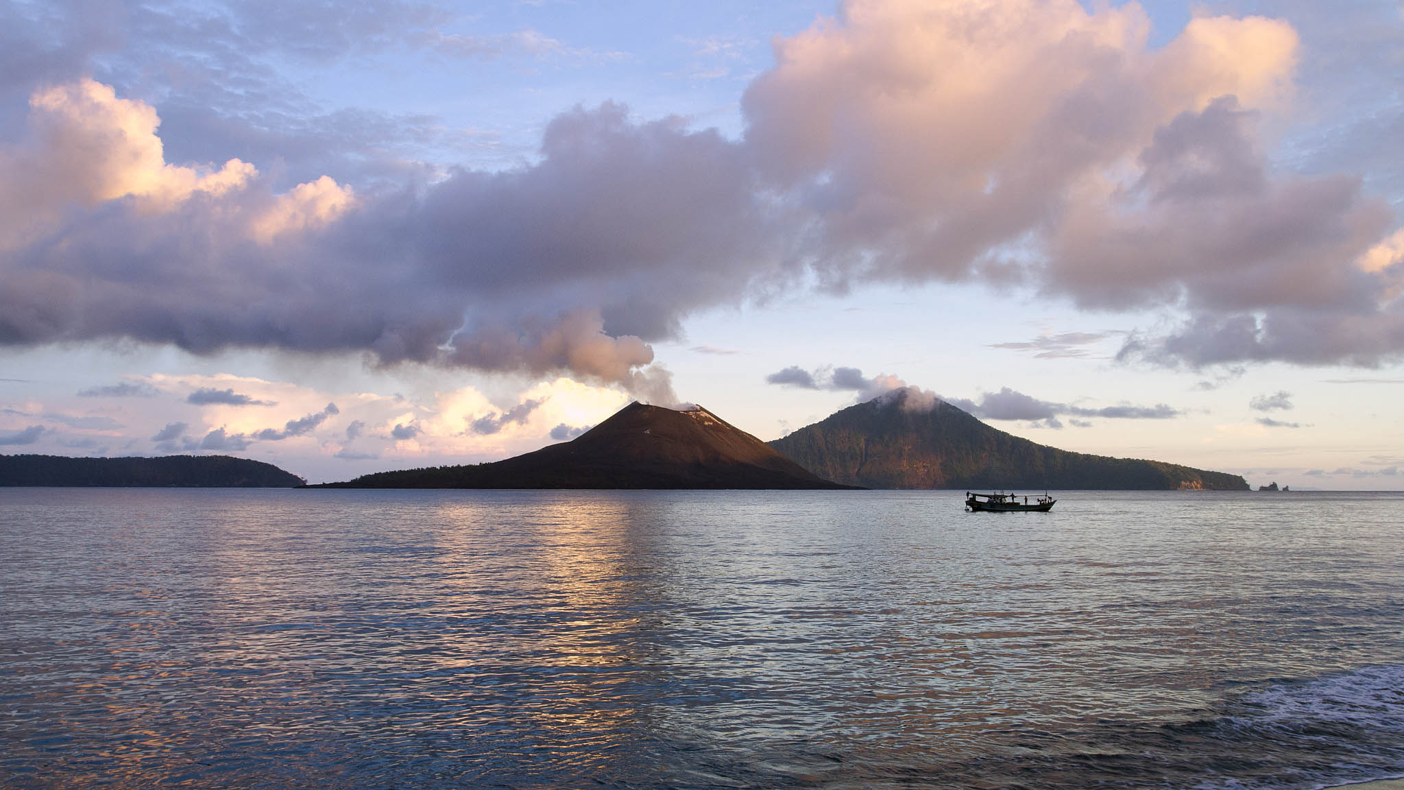 Indonesian volcano collapse, Tsunami warning, Fear factor, Geological instability, 2050x1160 HD Desktop