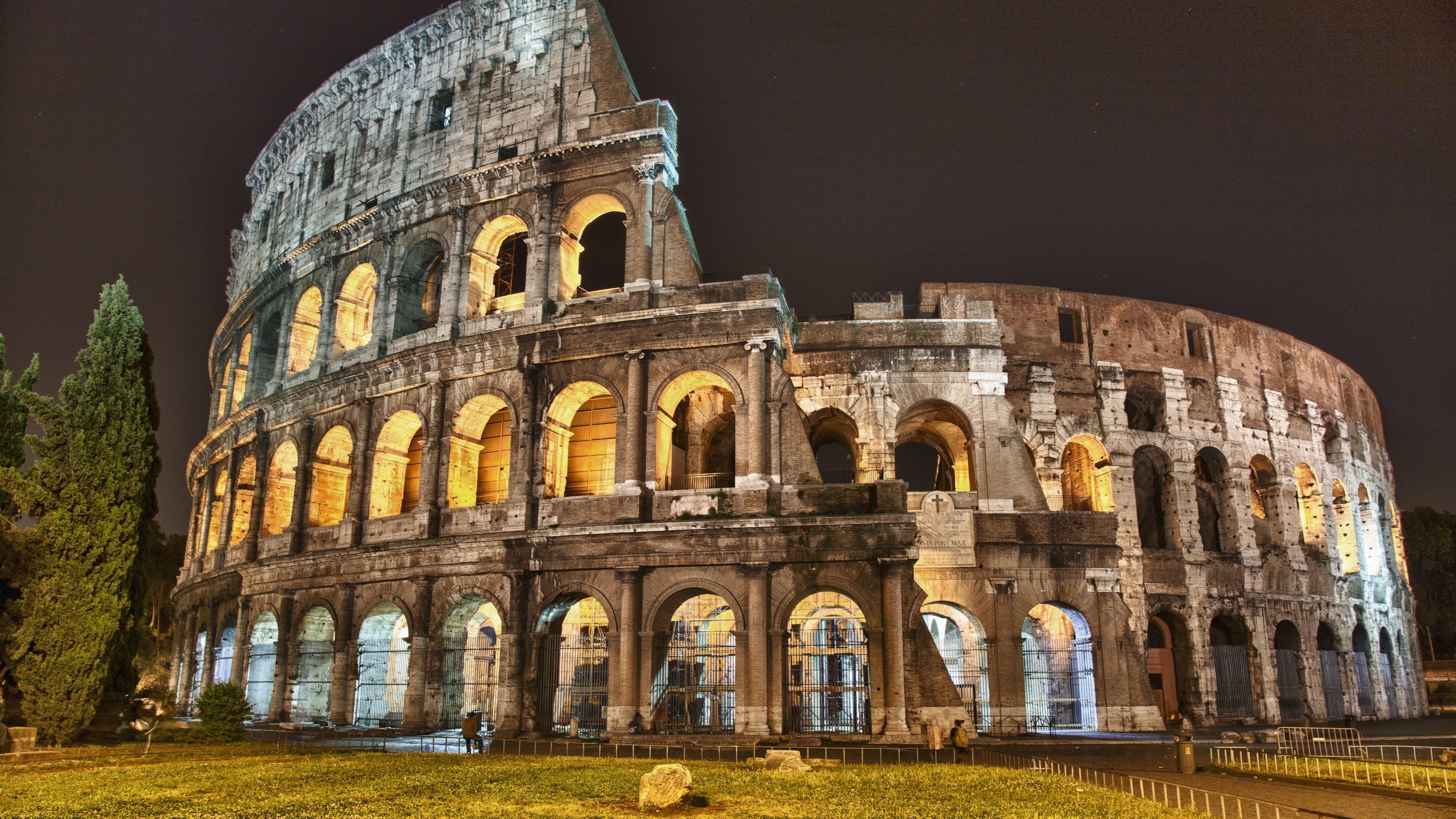 Colosseum grandeur, Rome's famous monument, Architectural marvel, Iconic backdrop, 3840x2160 4K Desktop