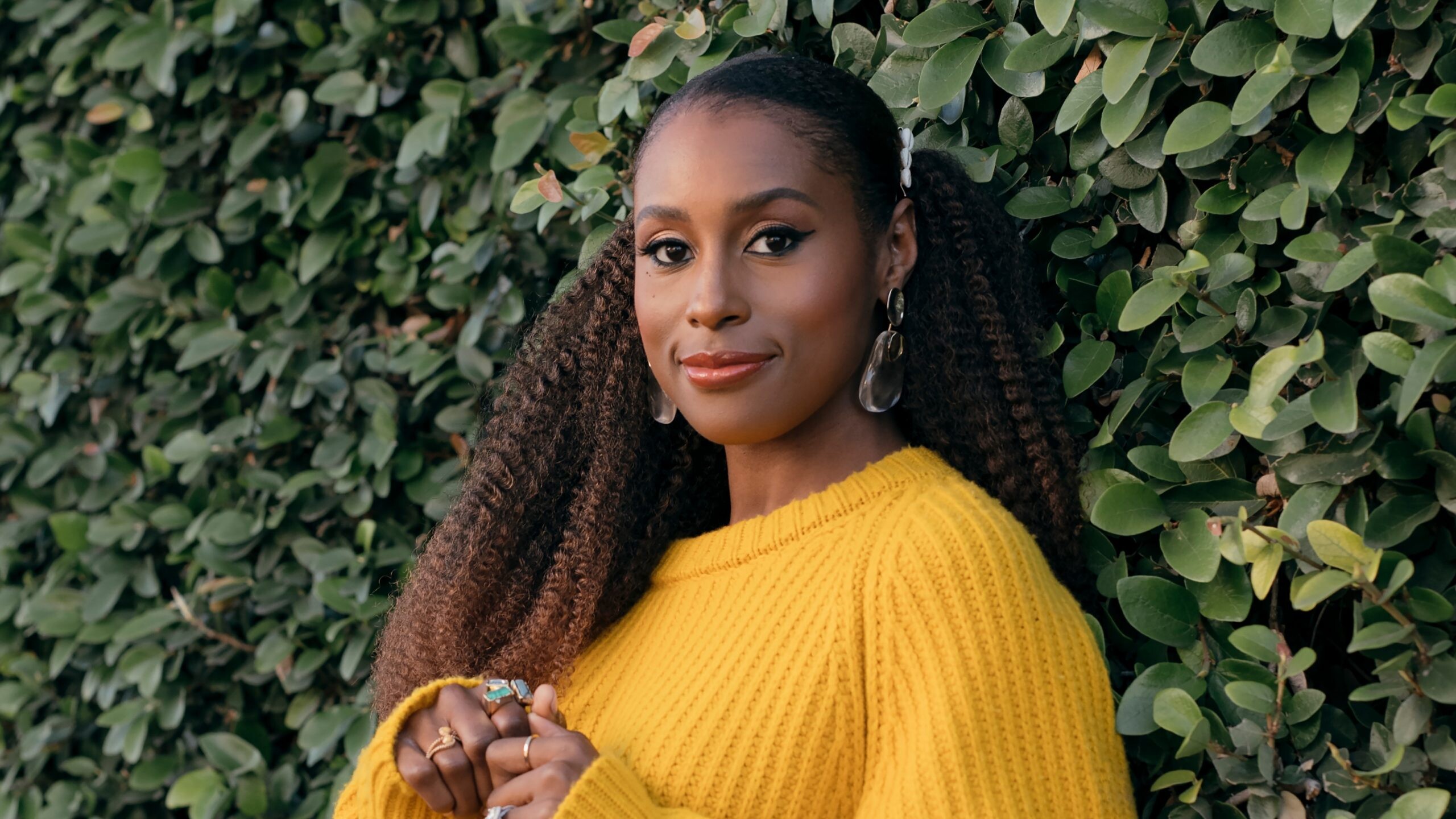 Issa Rae, Encourage black owned businesses, 2560x1440 HD Desktop