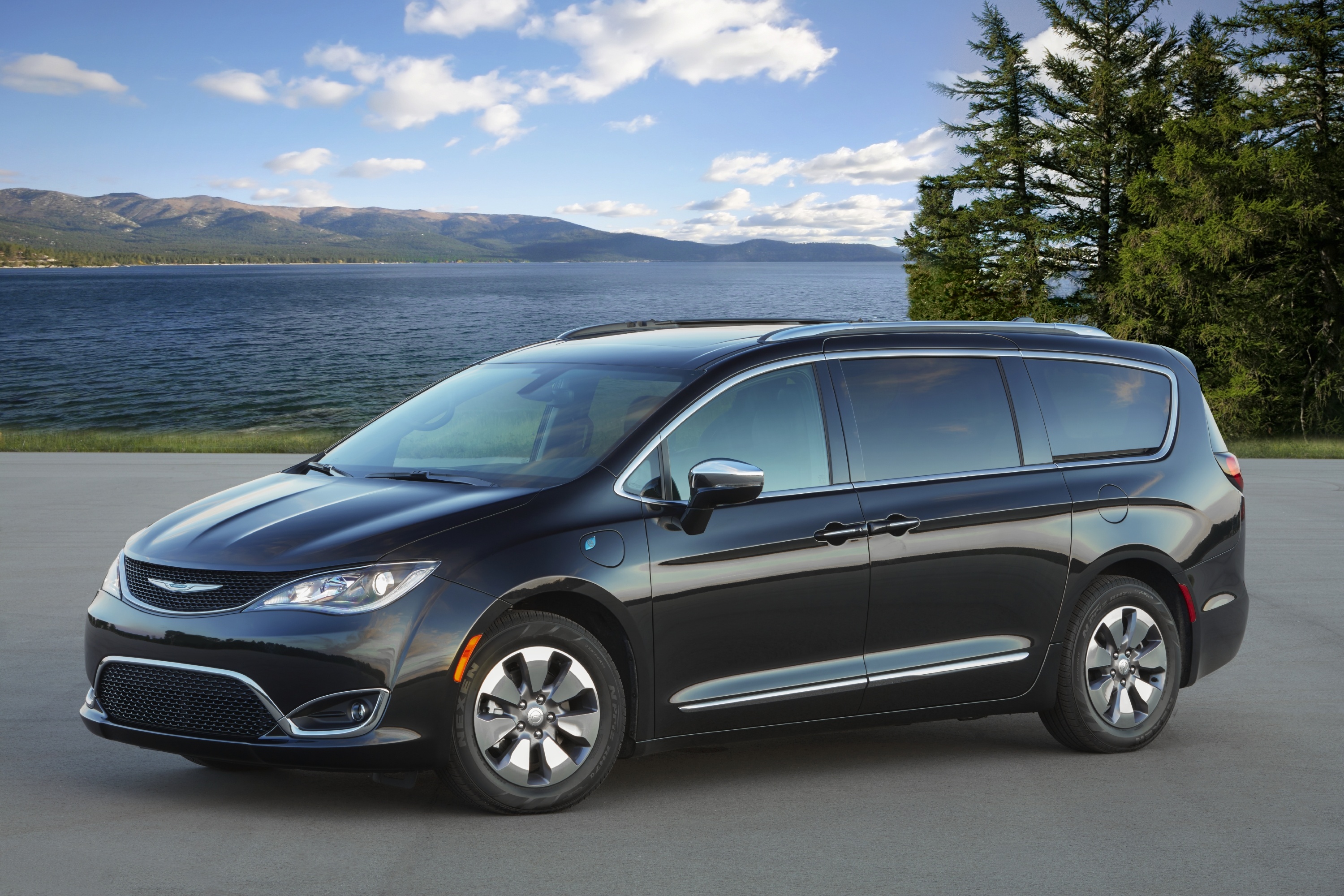 Chrysler Pacifica, 2020 hybrid model, Limited edition, Eco-friendly technology, 3000x2000 HD Desktop