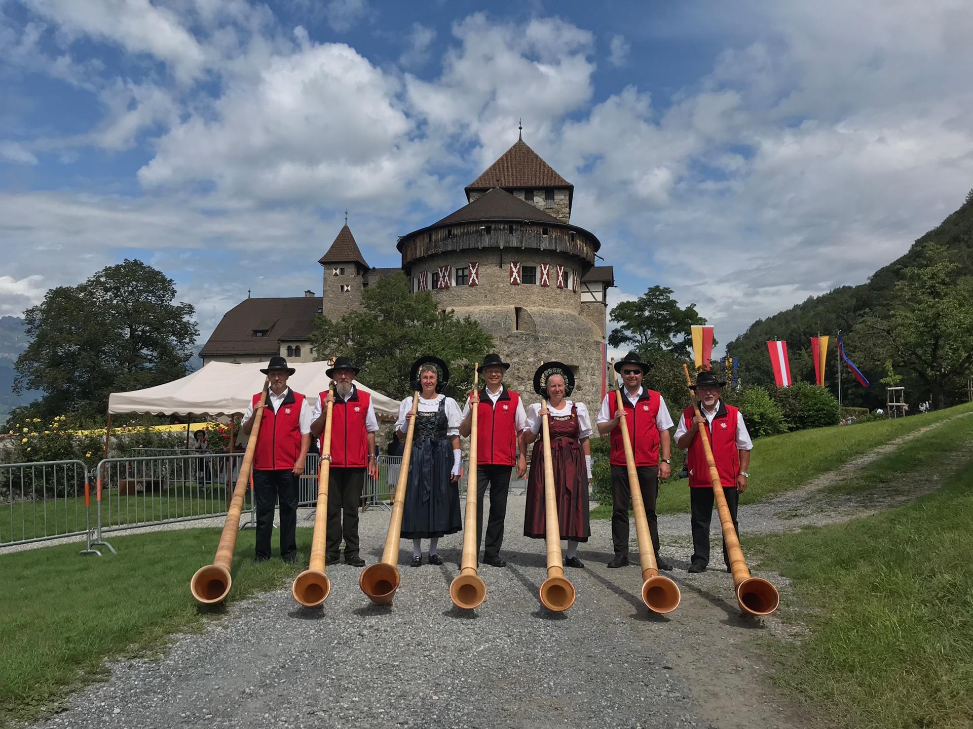 Liechtensteiner alphorngruppe walserecho, Erfllt alle wnsche, Alphorn experience, Swiss customs, 1920x1440 HD Desktop