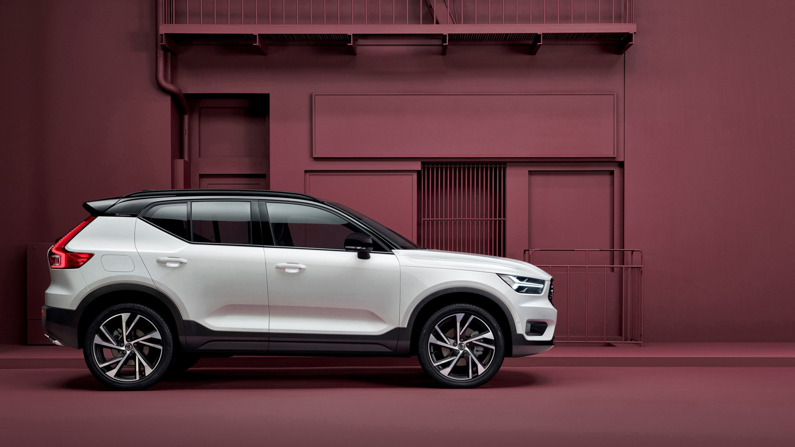 Volvo XC40, Bold aesthetics, High-performance engine, Cutting-edge technology, 2560x1440 HD Desktop