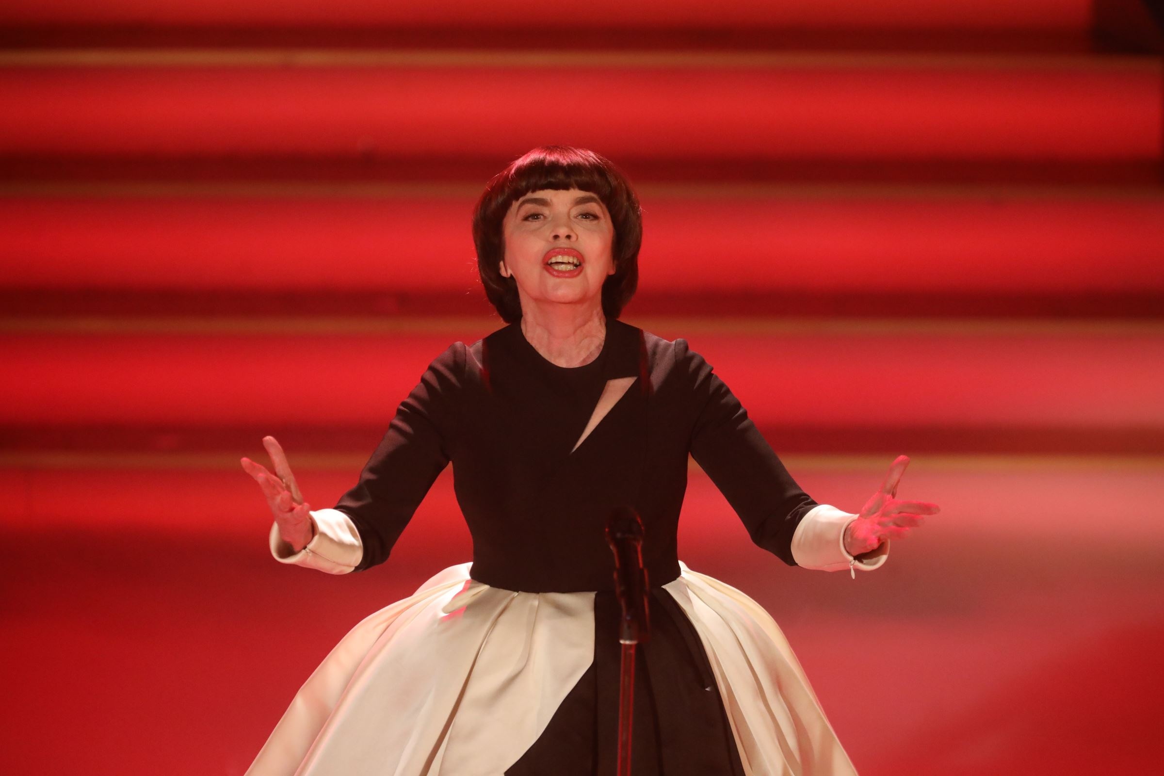 Mireille Mathieu, Celebrities, TV Show, 2400x1600 HD Desktop