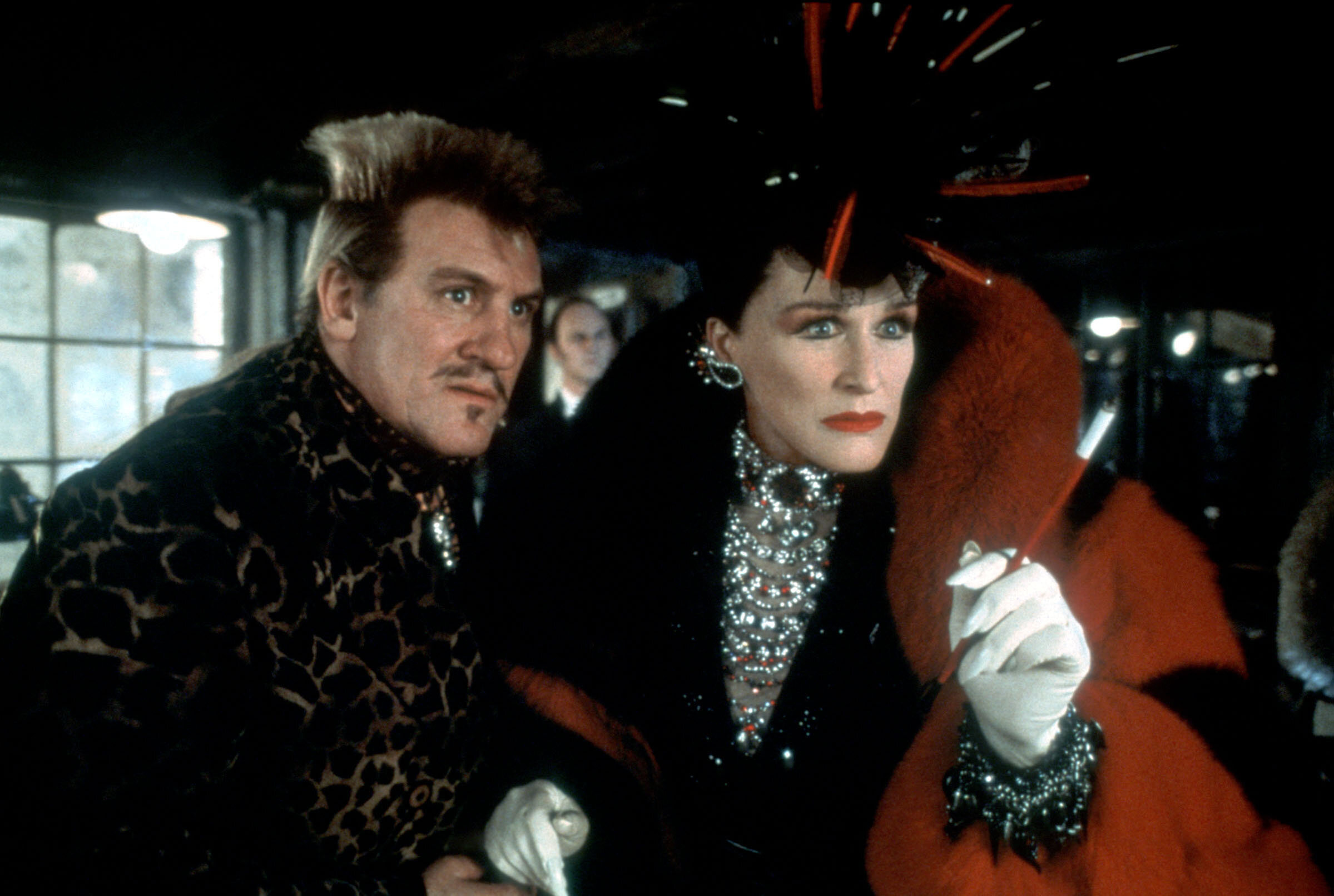 Glenn Close, Cruella de Vil, Halloween, Dogs, 2400x1620 HD Desktop