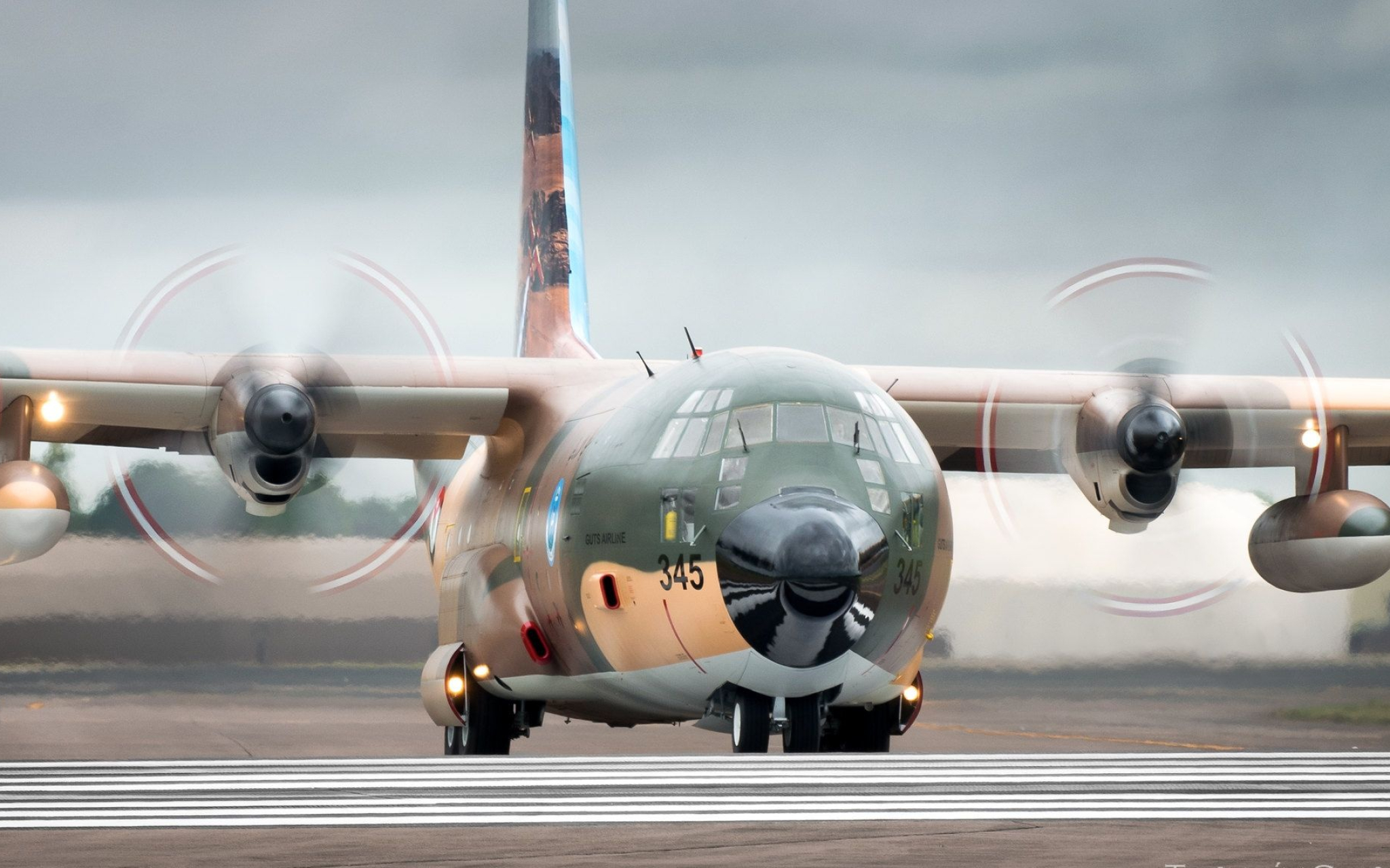 Lockheed C-130 Hercules, Royal Jordanian Air Force, Precision flying, Aerial spectacle, 2050x1280 HD Desktop