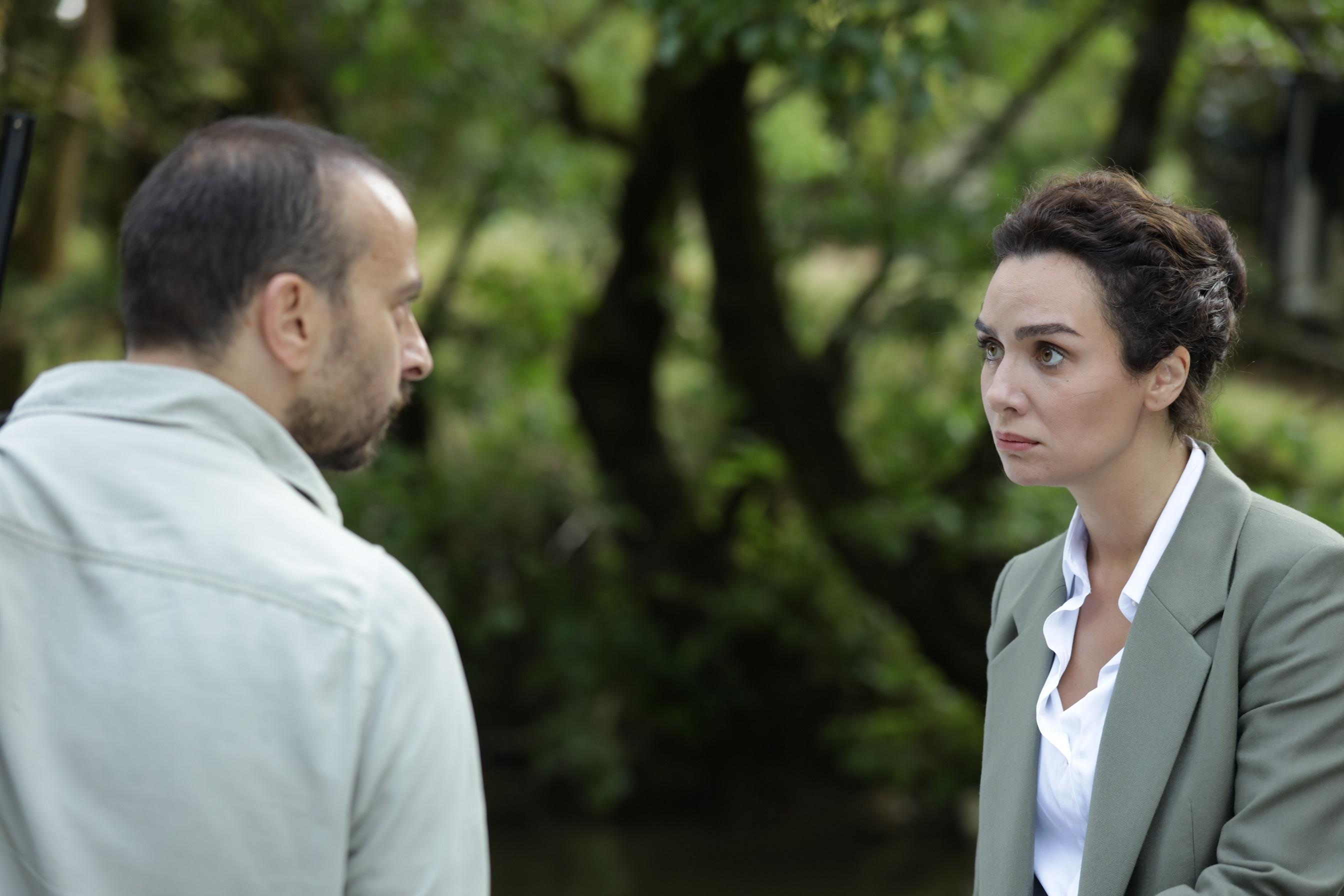 Birce Akalay, Son Yaz, set photos, Fox, 2690x1800 HD Desktop