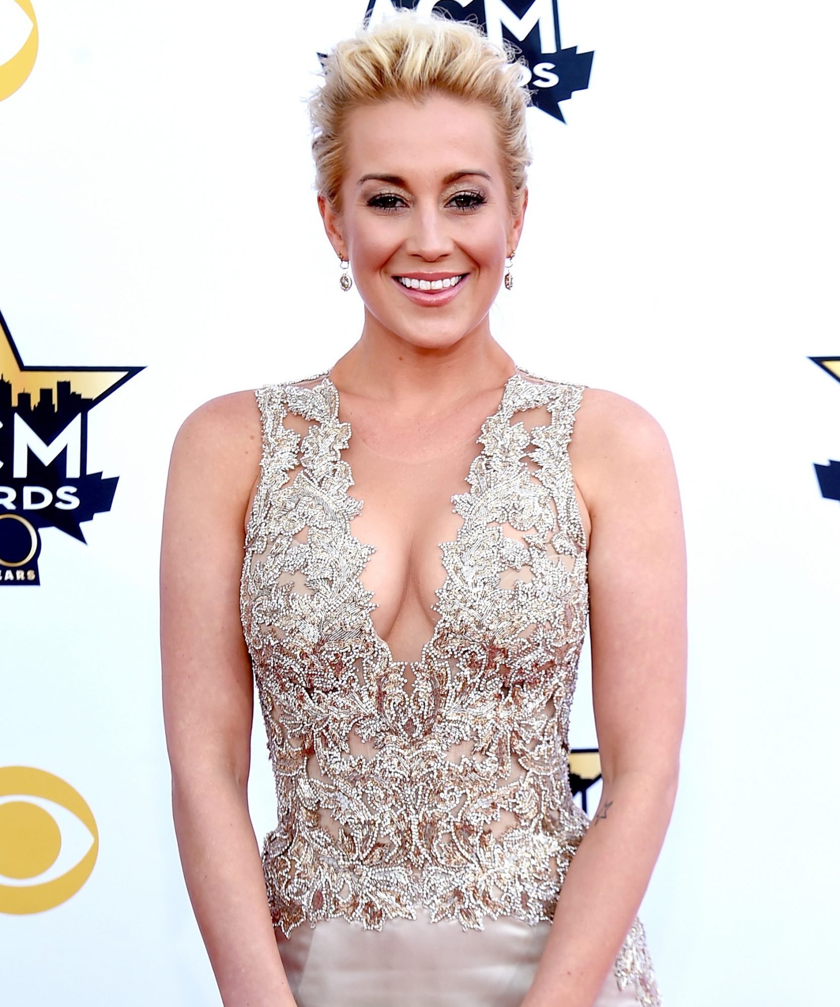 Kellie Pickler, No phones at concerts, InStyle, 1670x2000 HD Phone