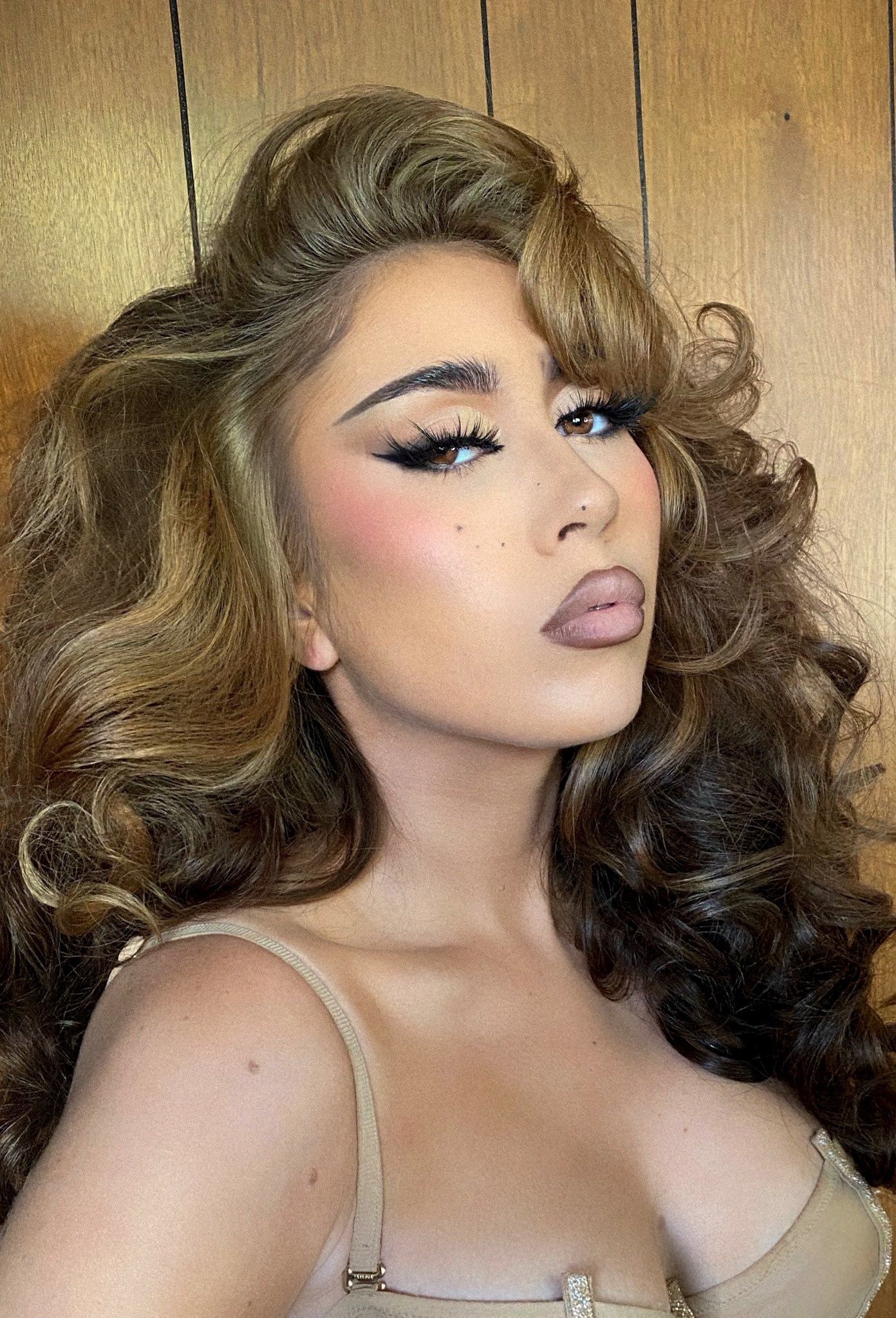 Kali Uchis, Makeup looks, Twitter, 1400x2050 HD Phone