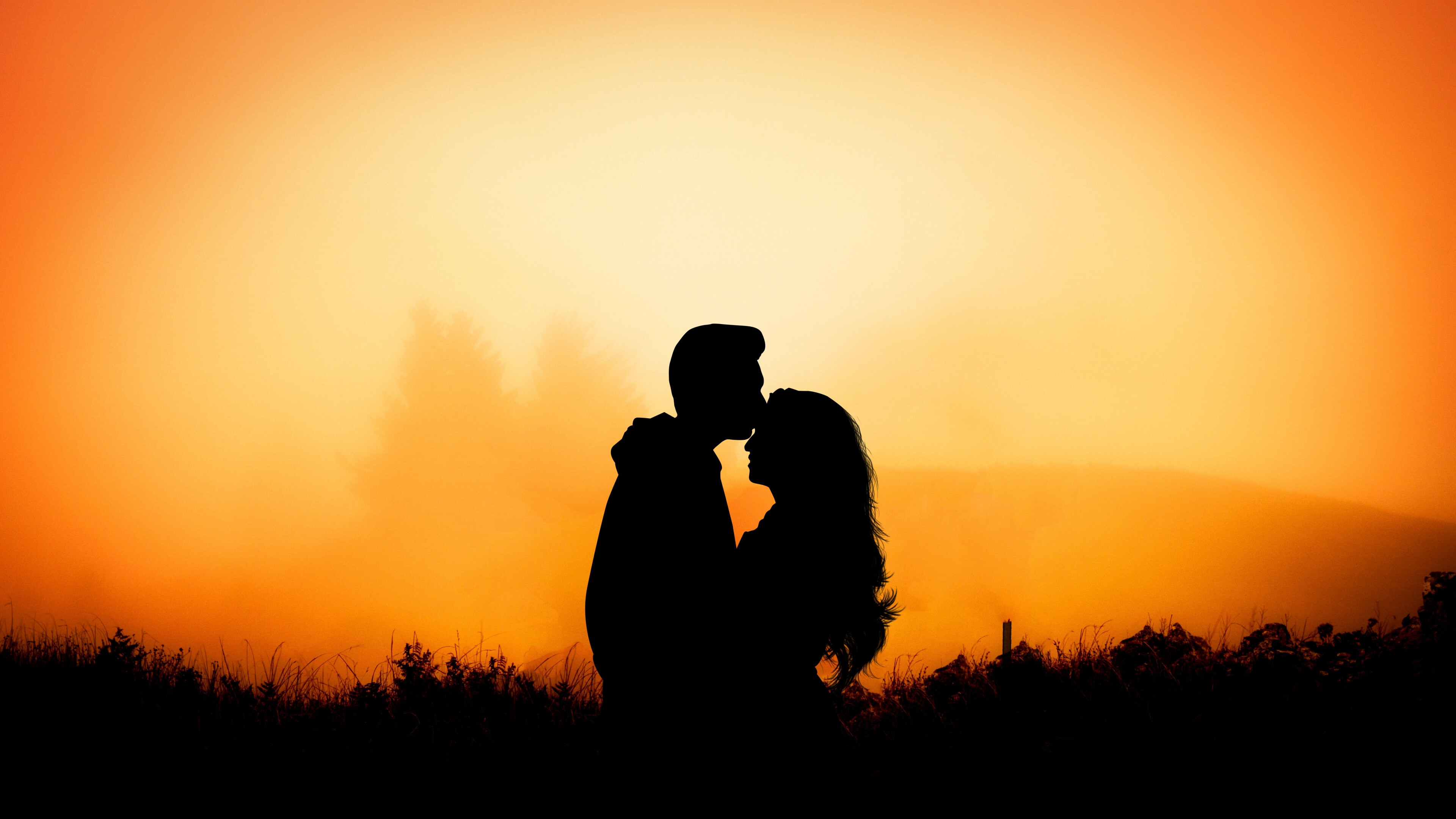 Couple hug kiss, Outdoor sunset, 3840x2160 4K Desktop