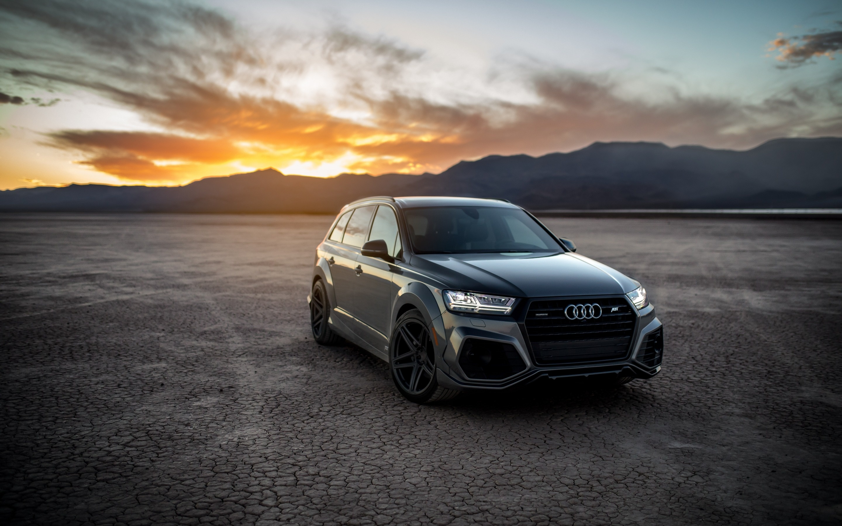 Audi Q7, Gray luxury SUV, German cars, 2880x1800 HD Desktop