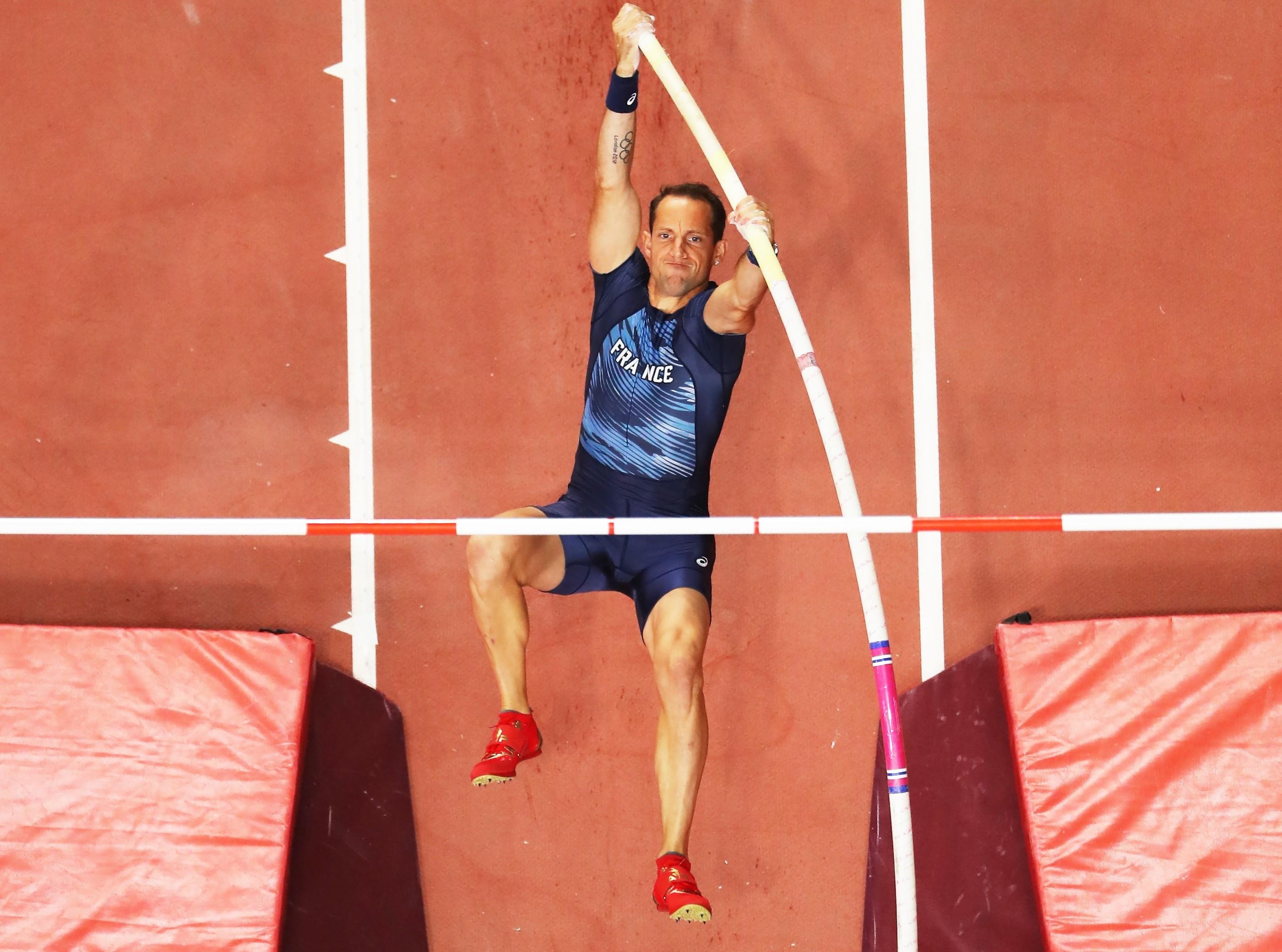 Renaud Lavillenie, Pole vaulting brilliance, Athletics discipline, Sports excellence, 2800x2090 HD Desktop