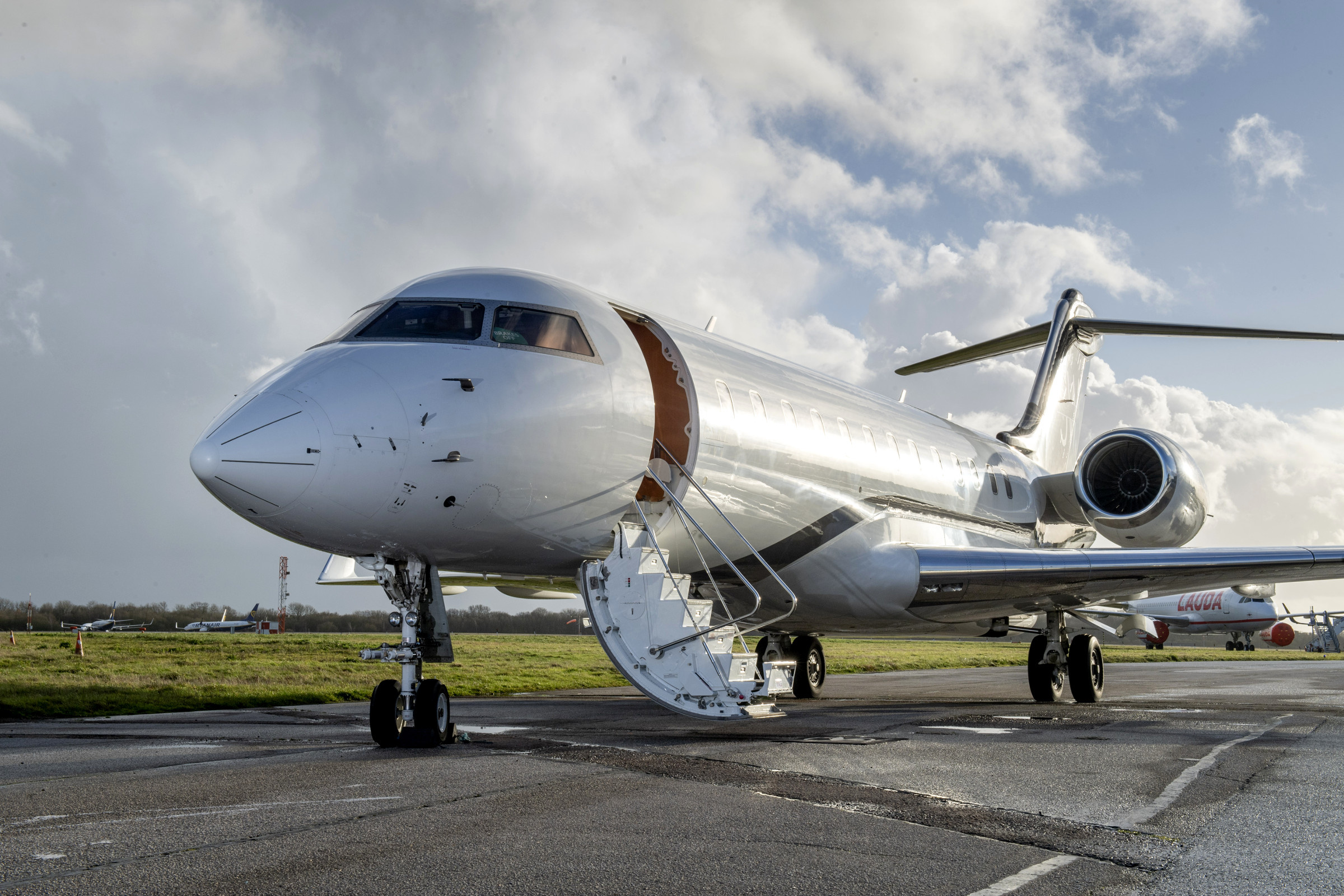 Bombardier Global Express, Travels, Managed Aircraft Fleet, Business Airport, 2400x1600 HD Desktop