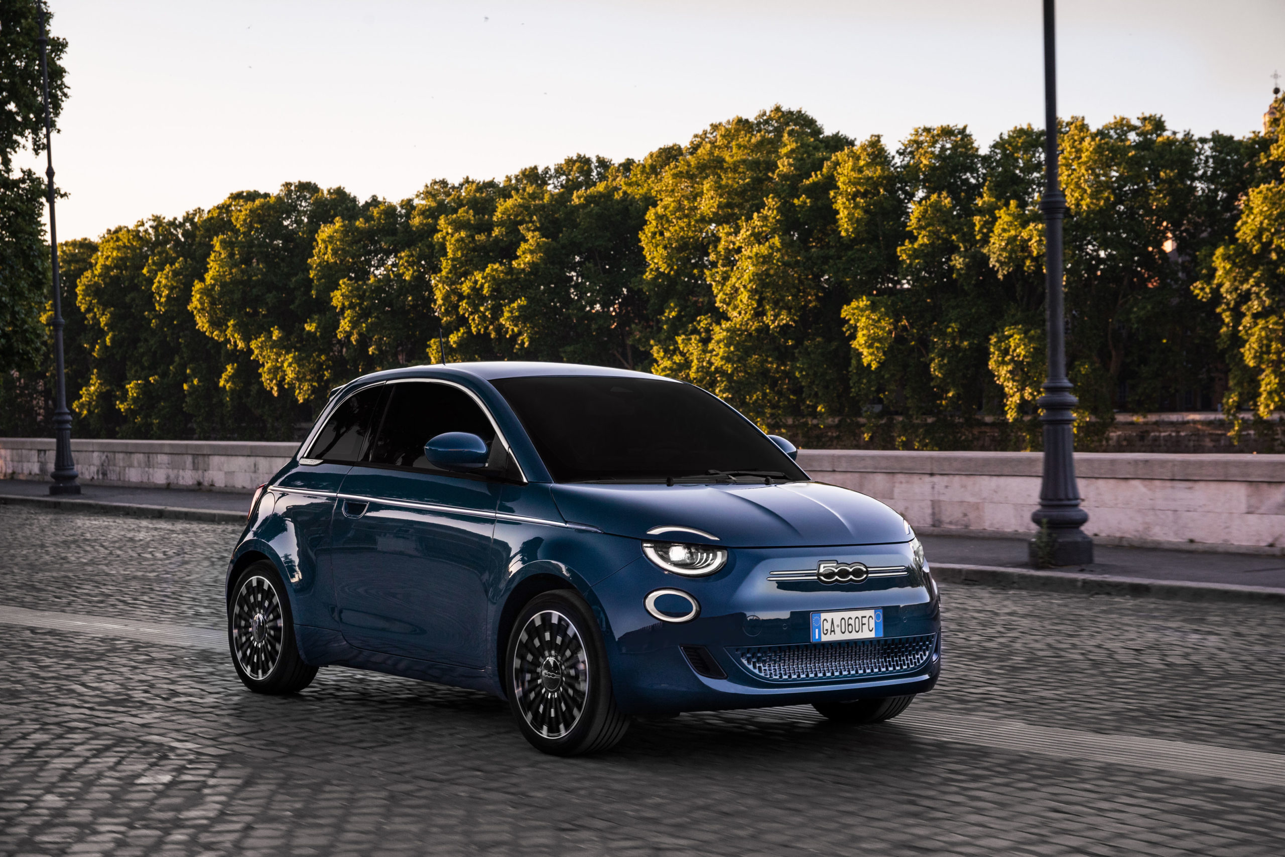 Fiat 500e, Electric vehicle, Comparison with Volvo C40 Recharge, Efficient battery, 2560x1710 HD Desktop