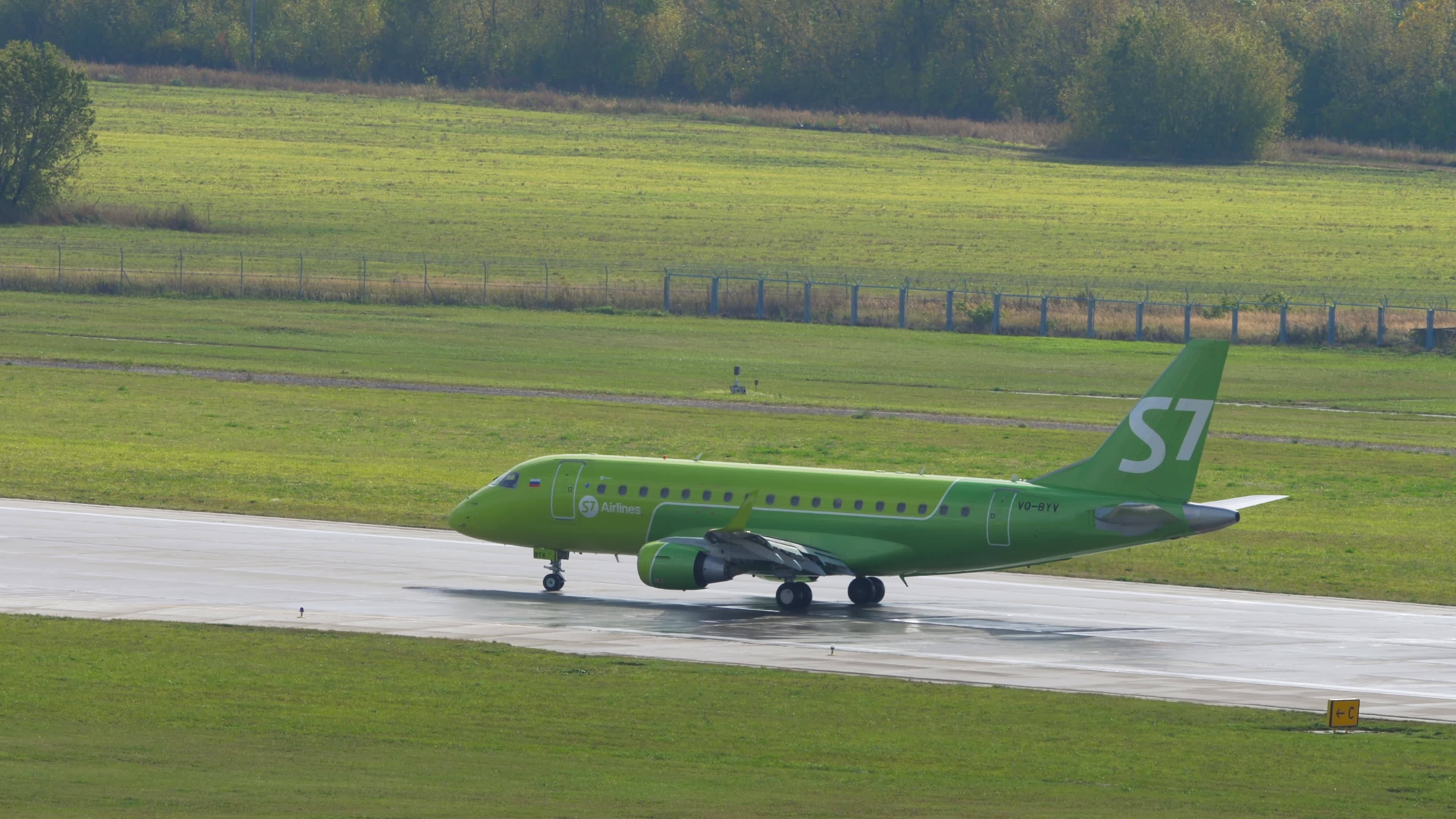 Embraer 170, Travels, Taxiing after landing, Kazan, 3840x2160 4K Desktop