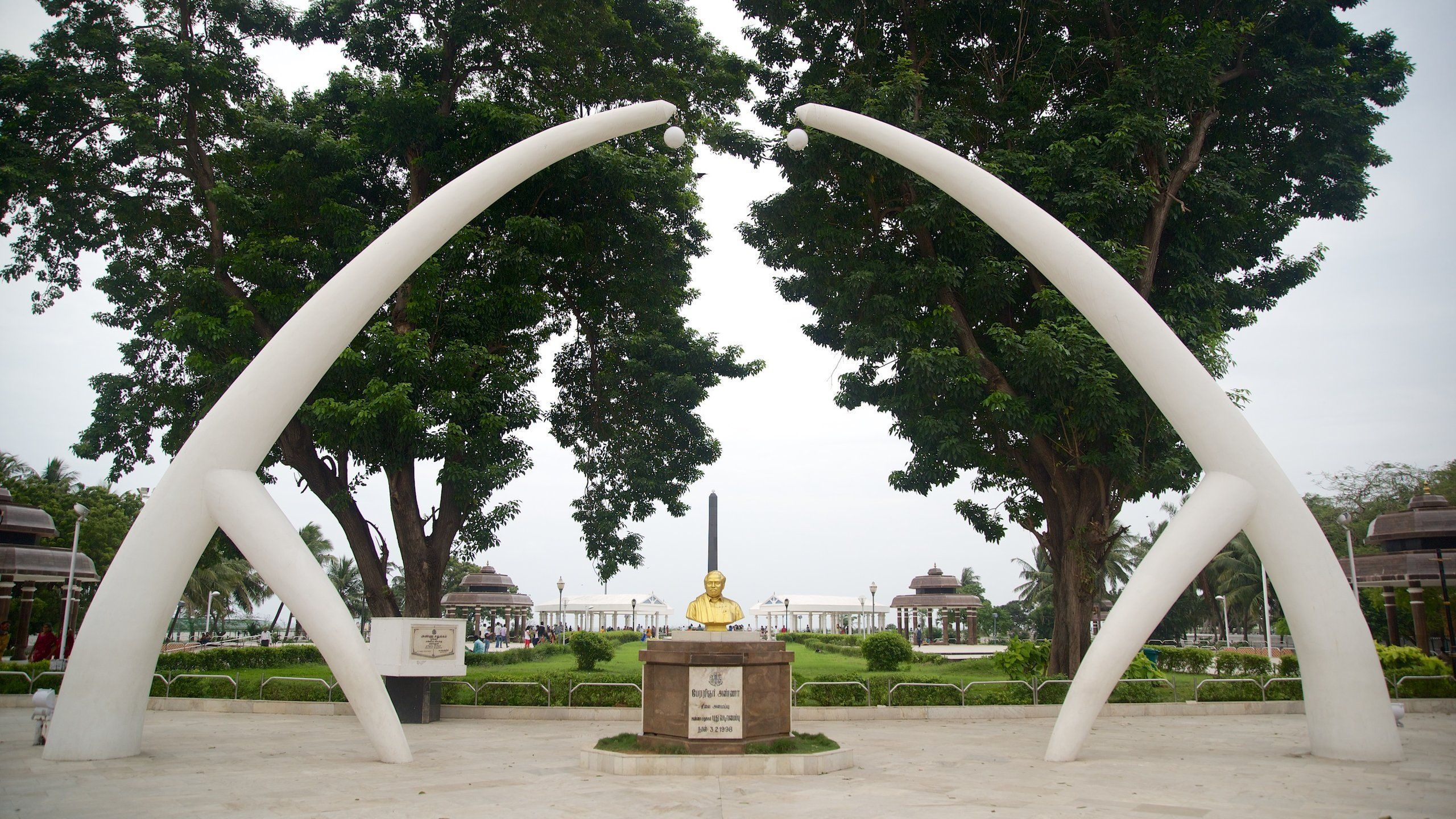 Perarignar Anna Memorial, Marina Beach Wallpaper, 2560x1440 HD Desktop