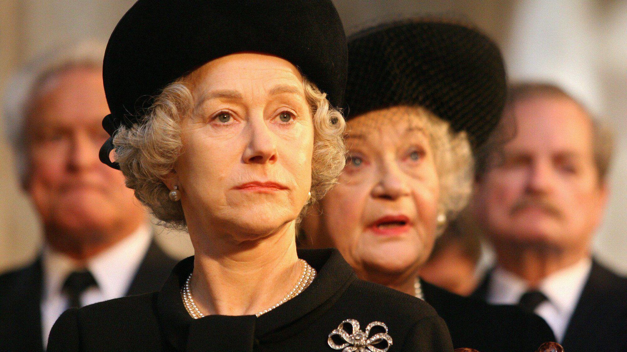 The Queen (Helen Mirren), Queen's embarrassing moment, Panne bei der queen, Regal mishap, 2000x1130 HD Desktop