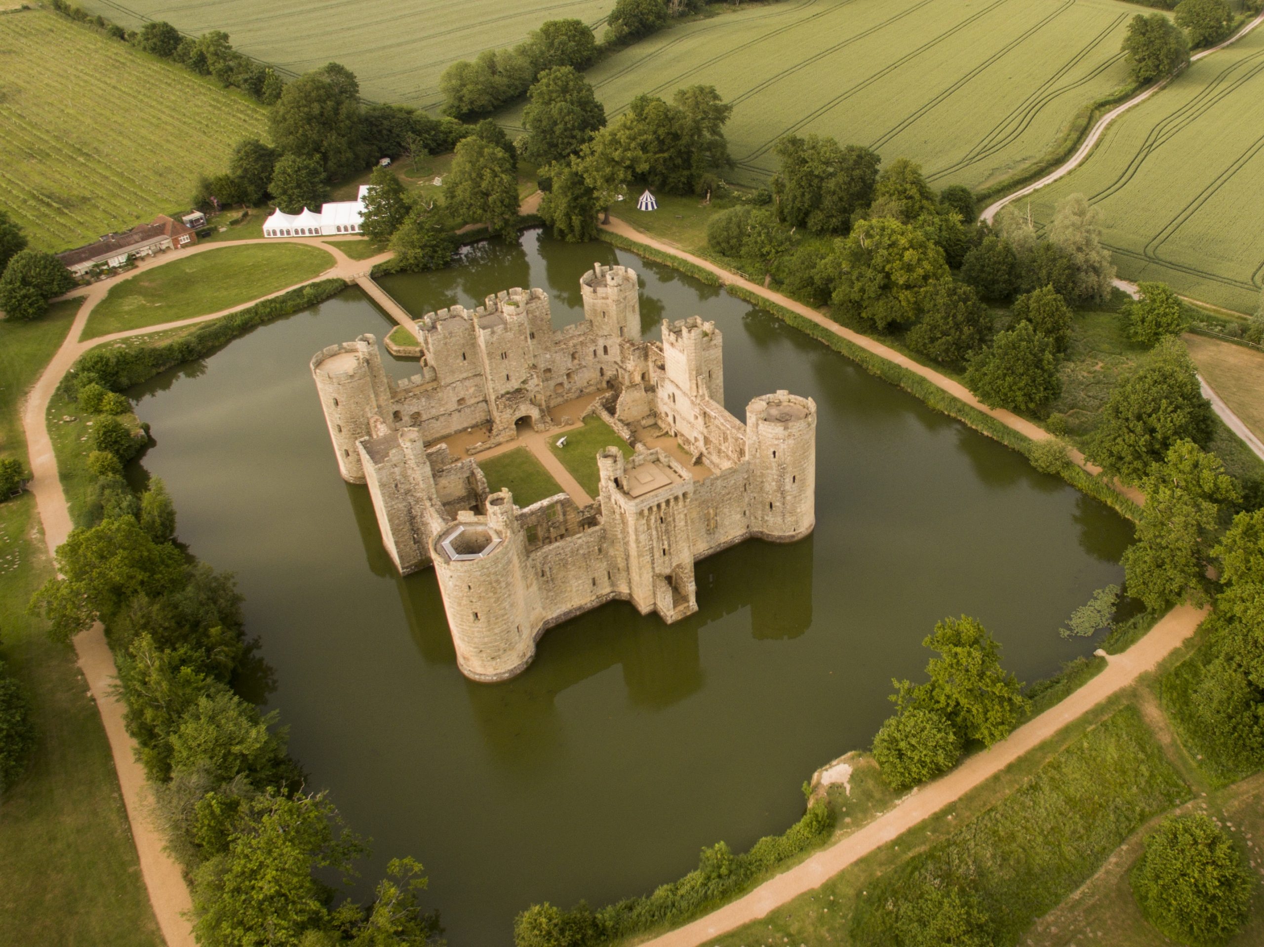 East Sussex, UK, Bodiam Castle, 2560x1920 HD Desktop