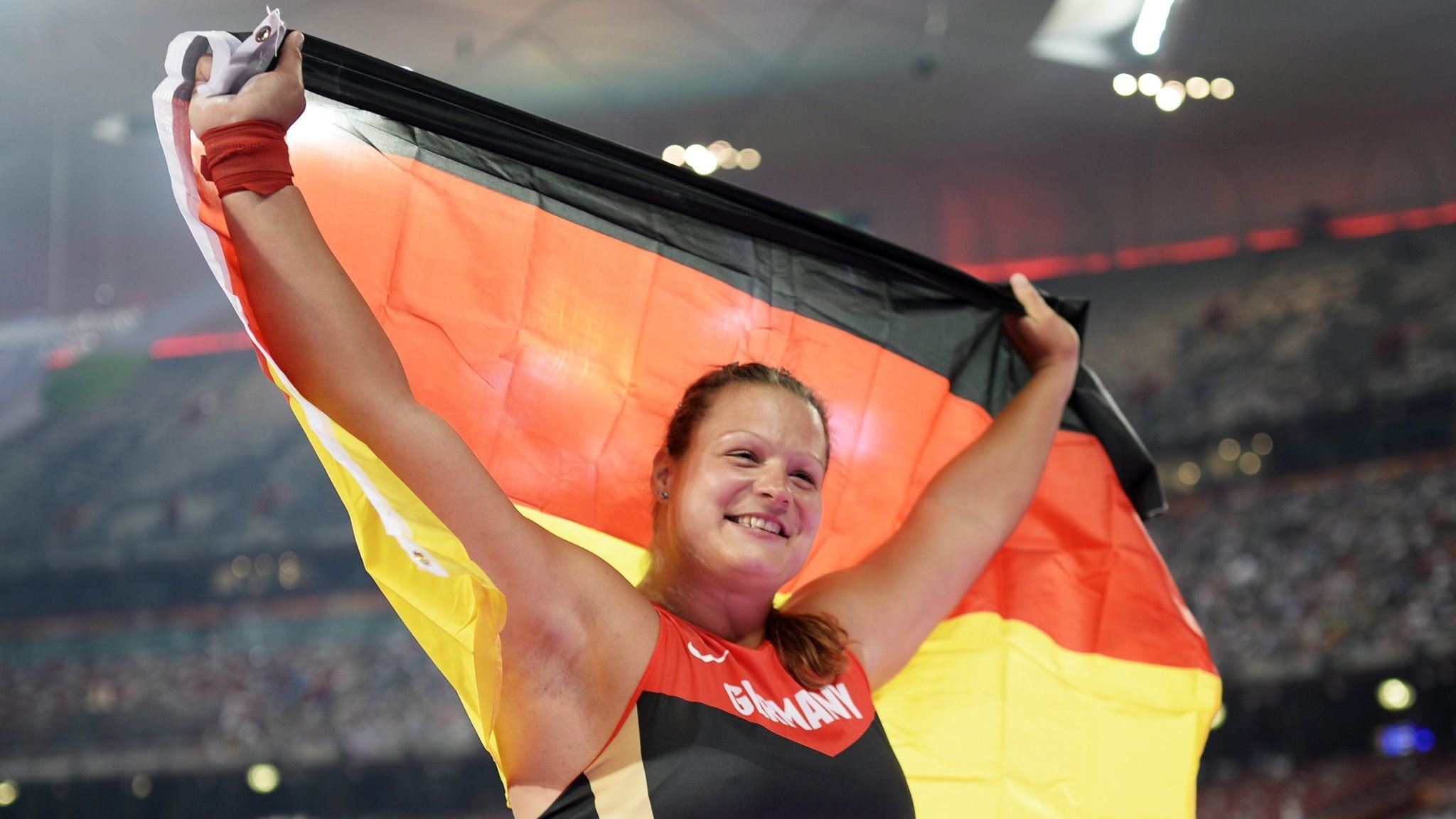 Christina Schwanitz, World shot put gold, 2050x1160 HD Desktop