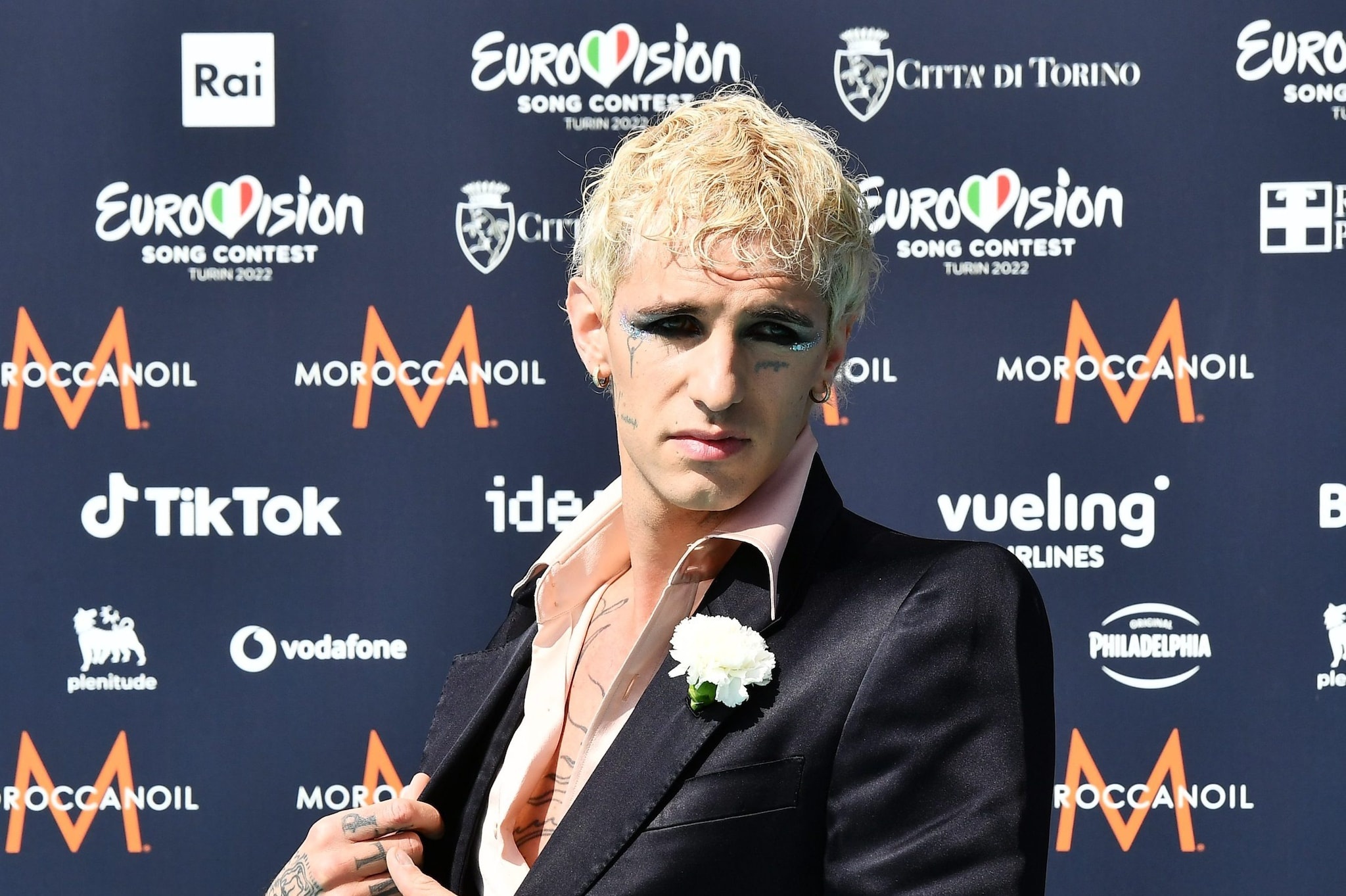 Achille Lauro, Eurovision, Opening ceremony, White carnation, 2050x1370 HD Desktop