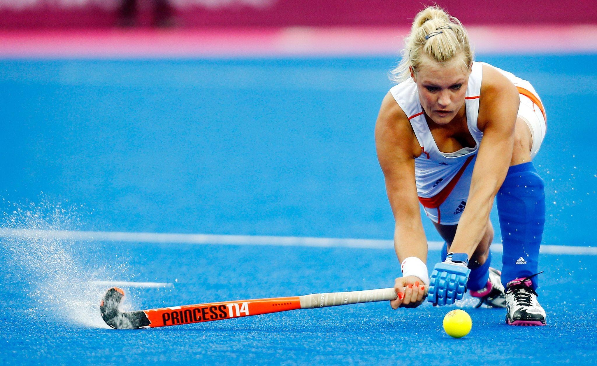 Sophie Polkamp, Hockey Field Wallpaper, 2050x1260 HD Desktop