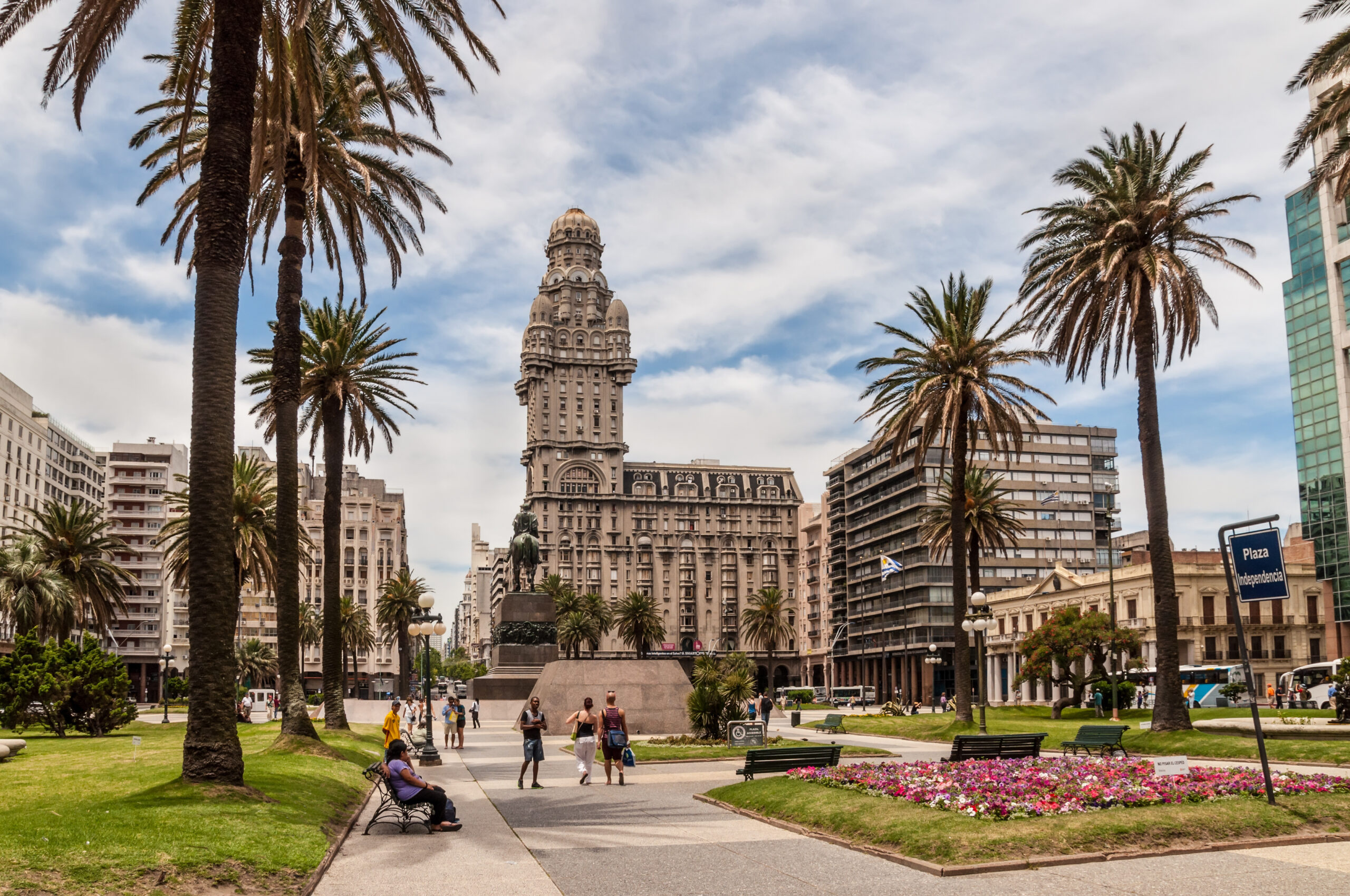 Independence Square, Montevideo (Uruguay) Wallpaper, 2560x1700 HD Desktop