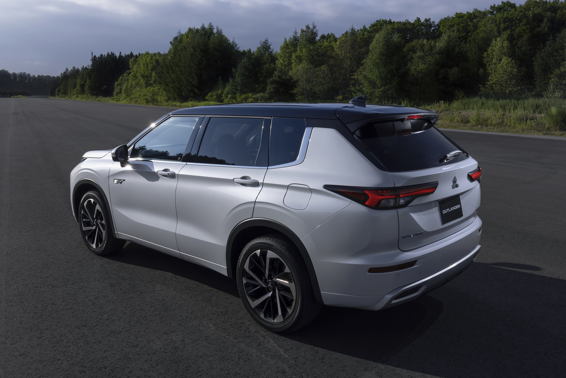 Mitsubishi Outlander PHEV 2022, Rear three-quarter view, Next-generation hybrid SUV, Eco-friendly mobility, 1920x1290 HD Desktop