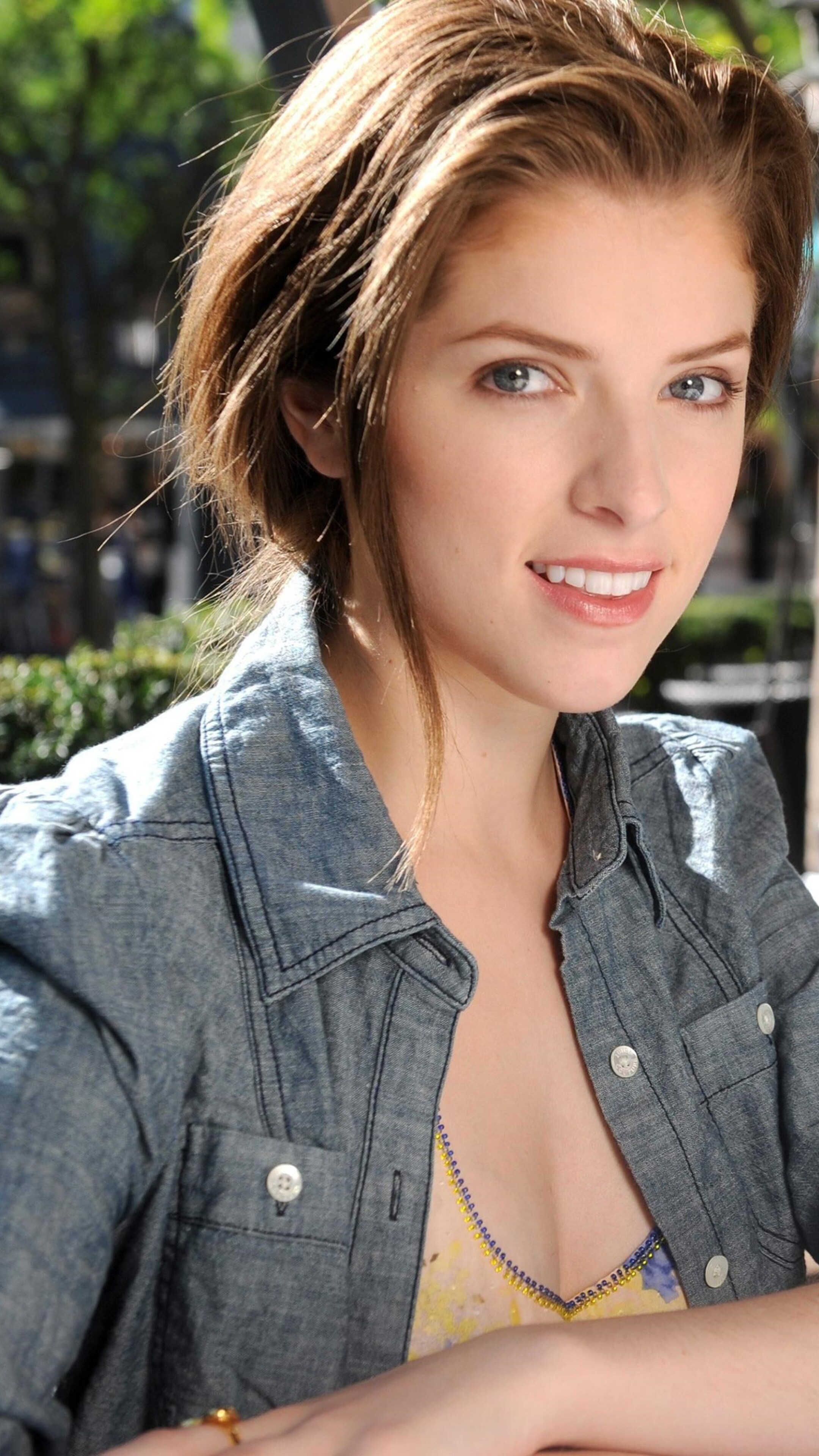 Anna Kendrick, Smiling, Sony Xperia x, 4K, 2160x3840 4K Phone