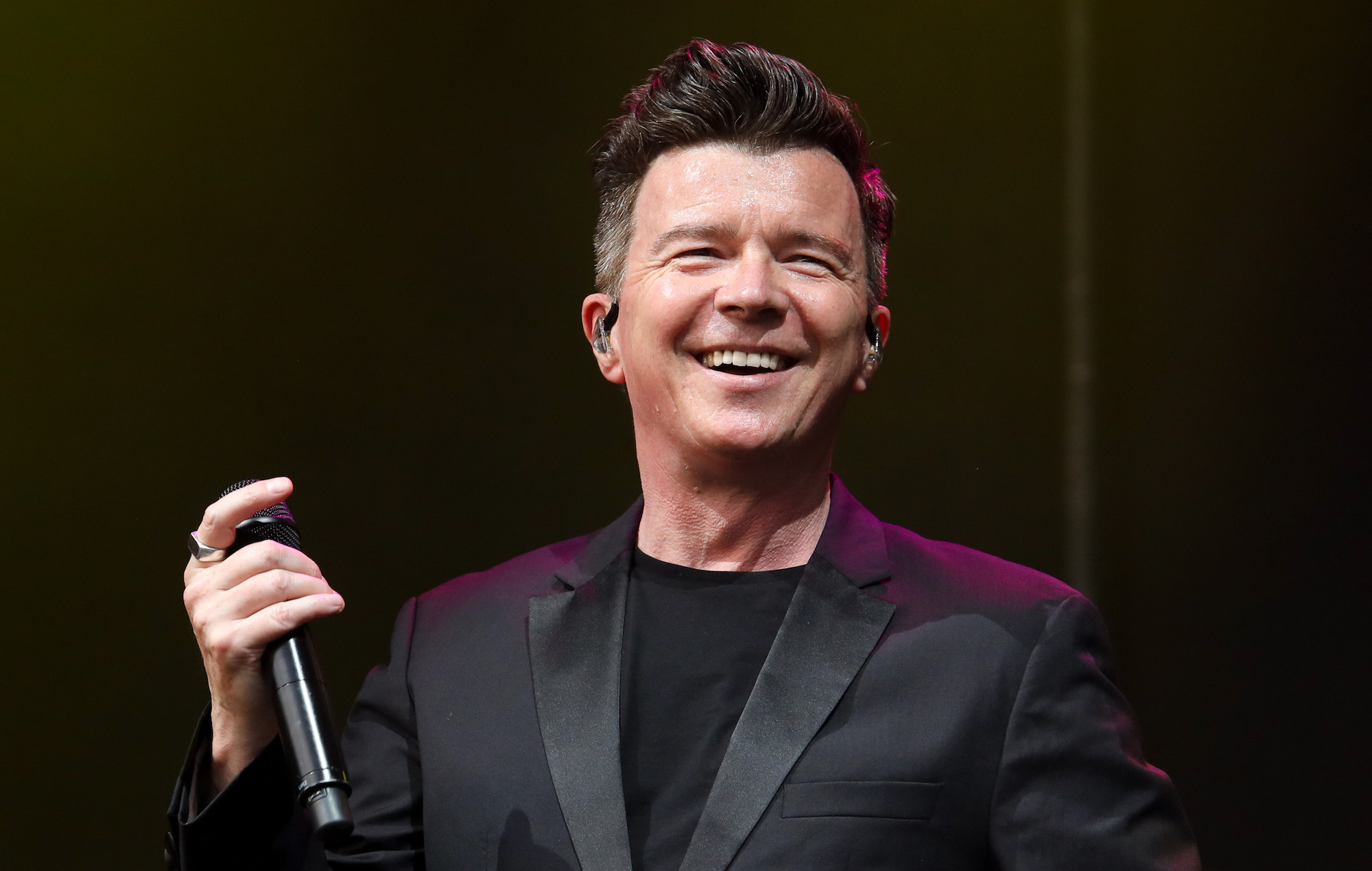 Rick Astley, Free concert for NHS, Tribute to emergency workers, Gratitude, 2000x1270 HD Desktop