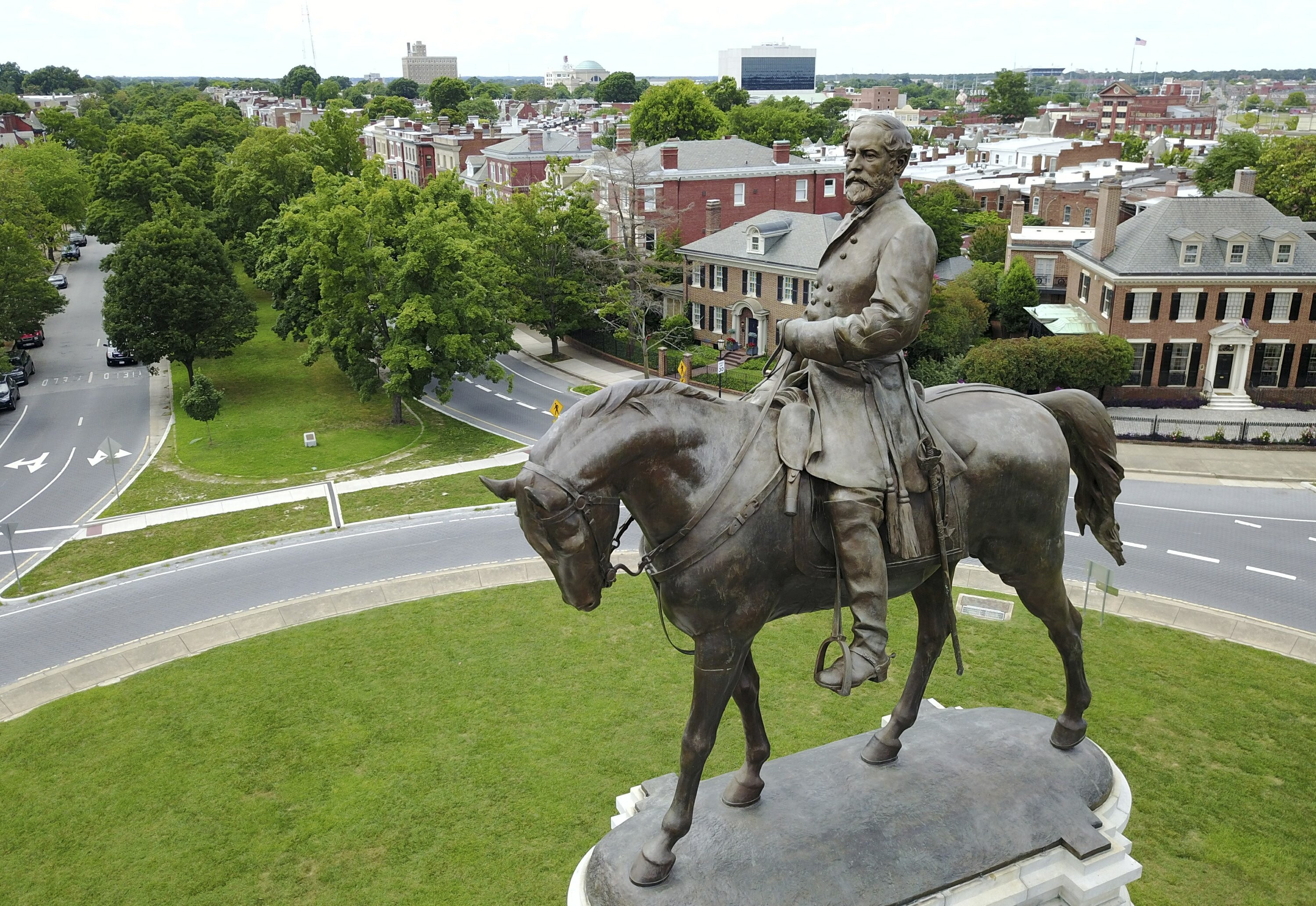 Robert E. Lee statue, Epicenter of protest, Historical movement, AP news, 3000x2070 HD Desktop