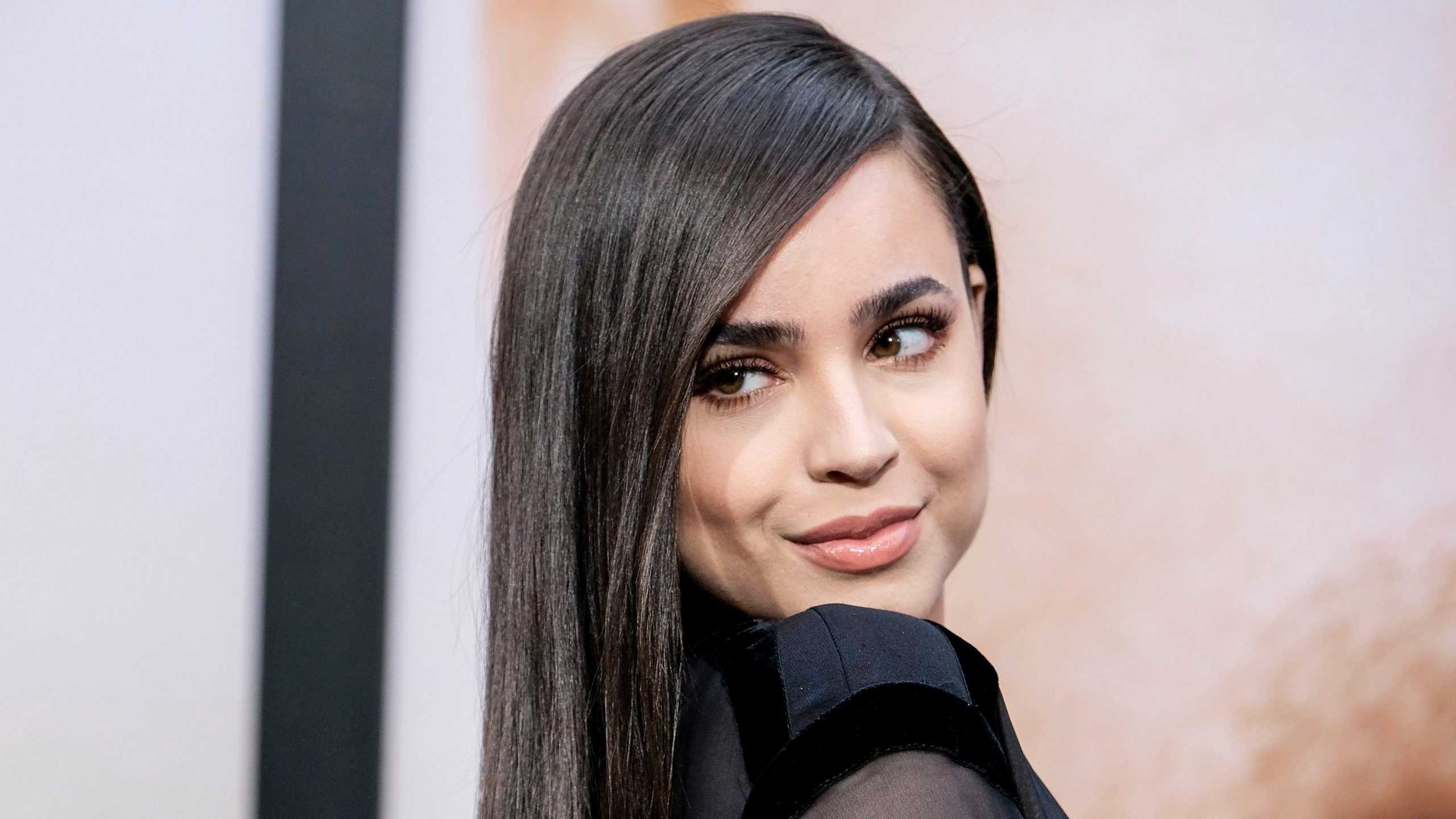 Sofia Carson, English languages, Beats sofia carson, Whats up, 2560x1440 HD Desktop