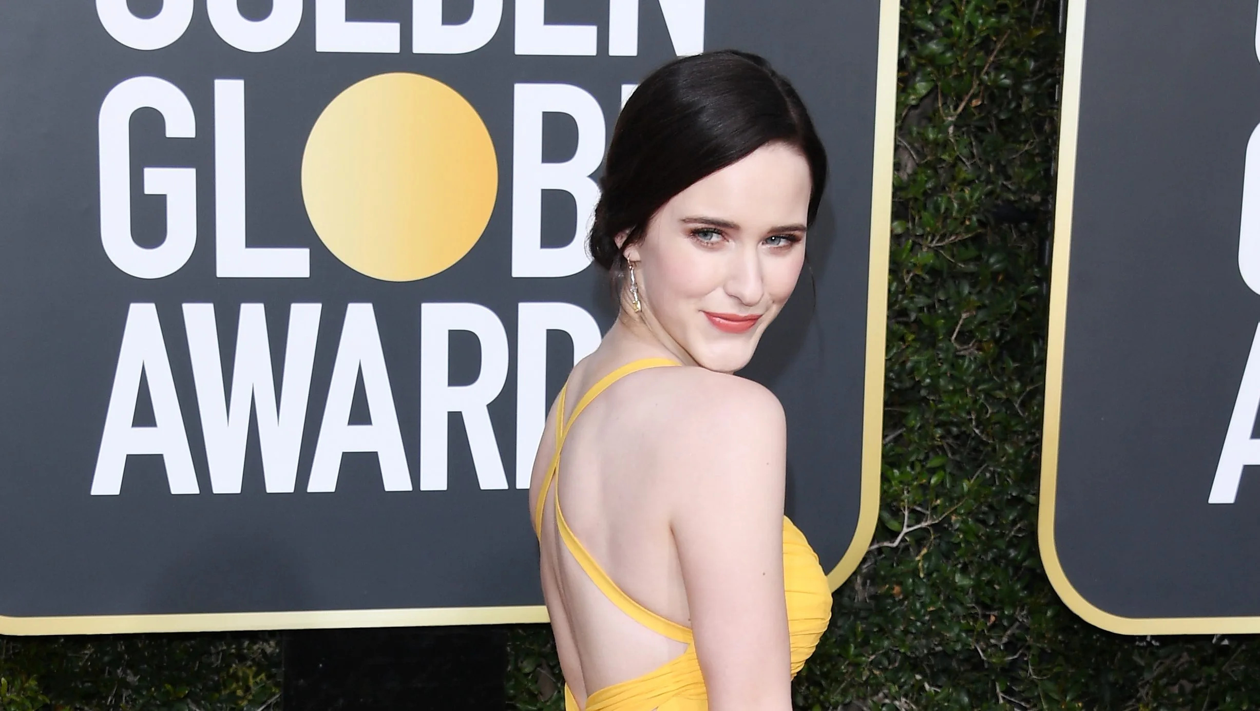 Rachel Brosnahan, Yellow color trend, Golden Globes 2019, Fashion statement, 2460x1390 HD Desktop