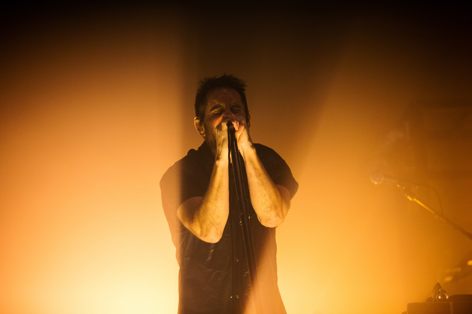 Trent Reznor, Mesmerizing live performance, The Met in Philadelphia, 2000x1340 HD Desktop