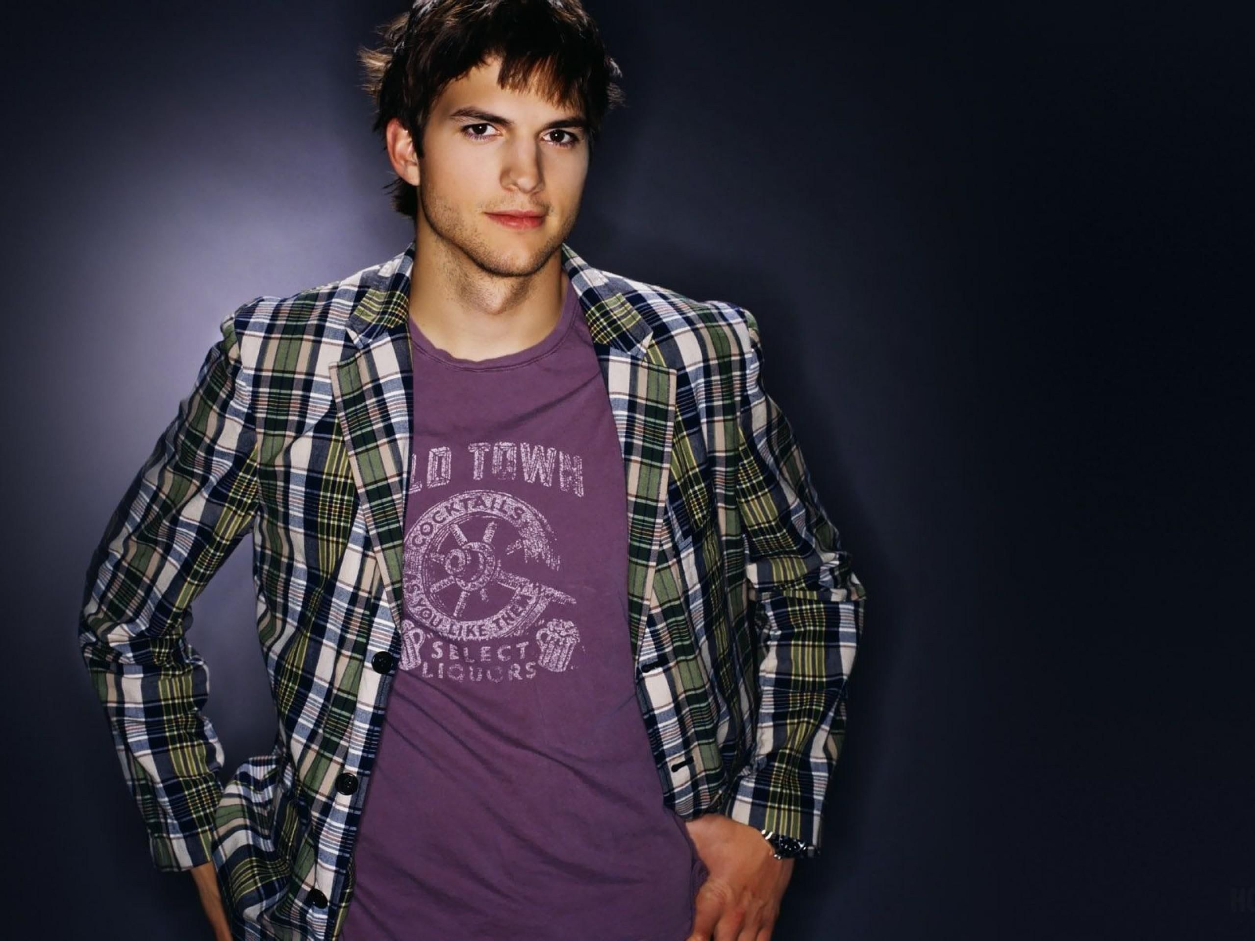 Ashton Kutcher, Cool actor, Producer, Model, Celeb couple, 2560x1920 HD Desktop