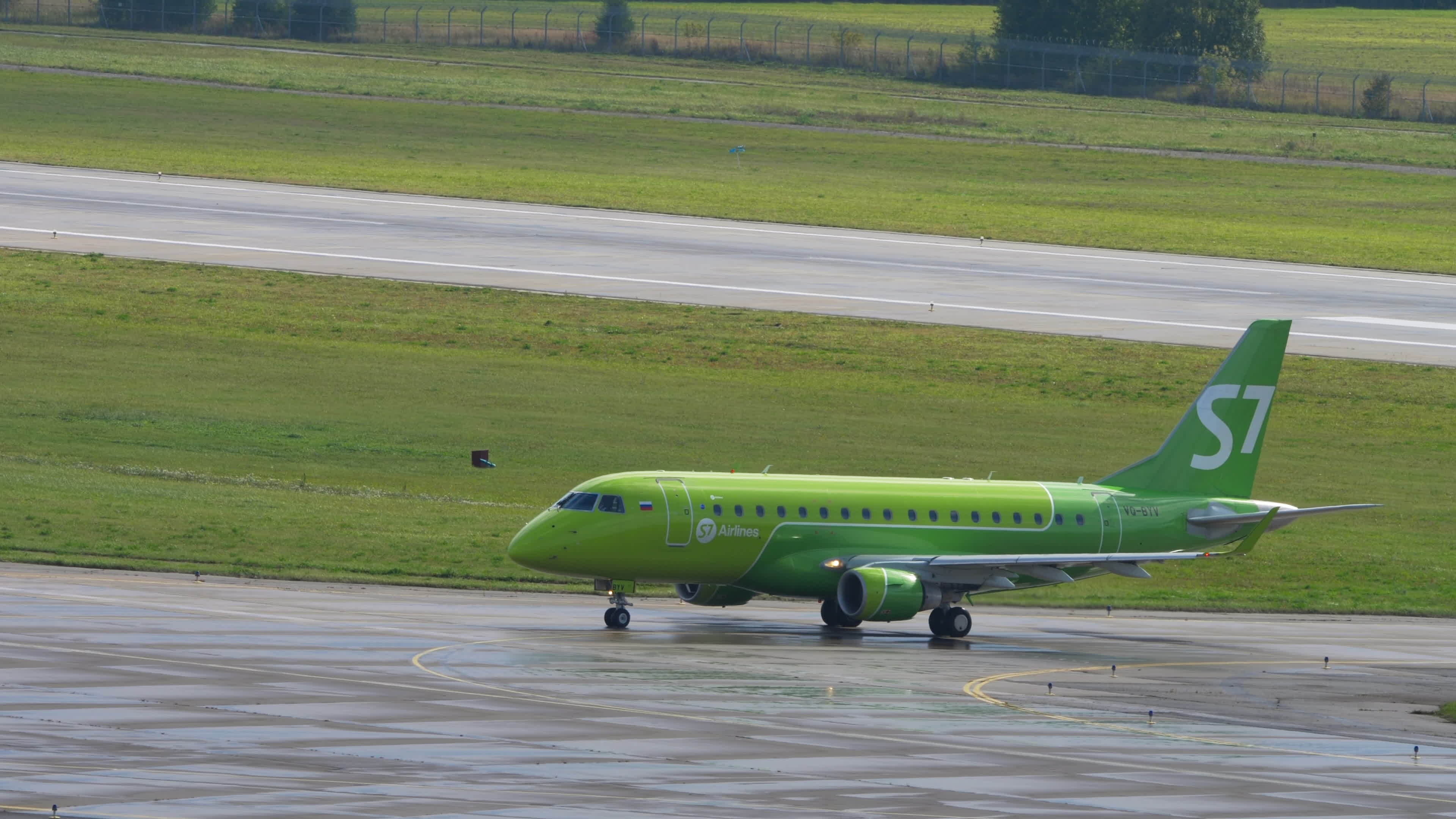 Embraer 170, S7 Airlines, Taxiing at Kazan International Airport, Russian Federation, 3840x2160 4K Desktop