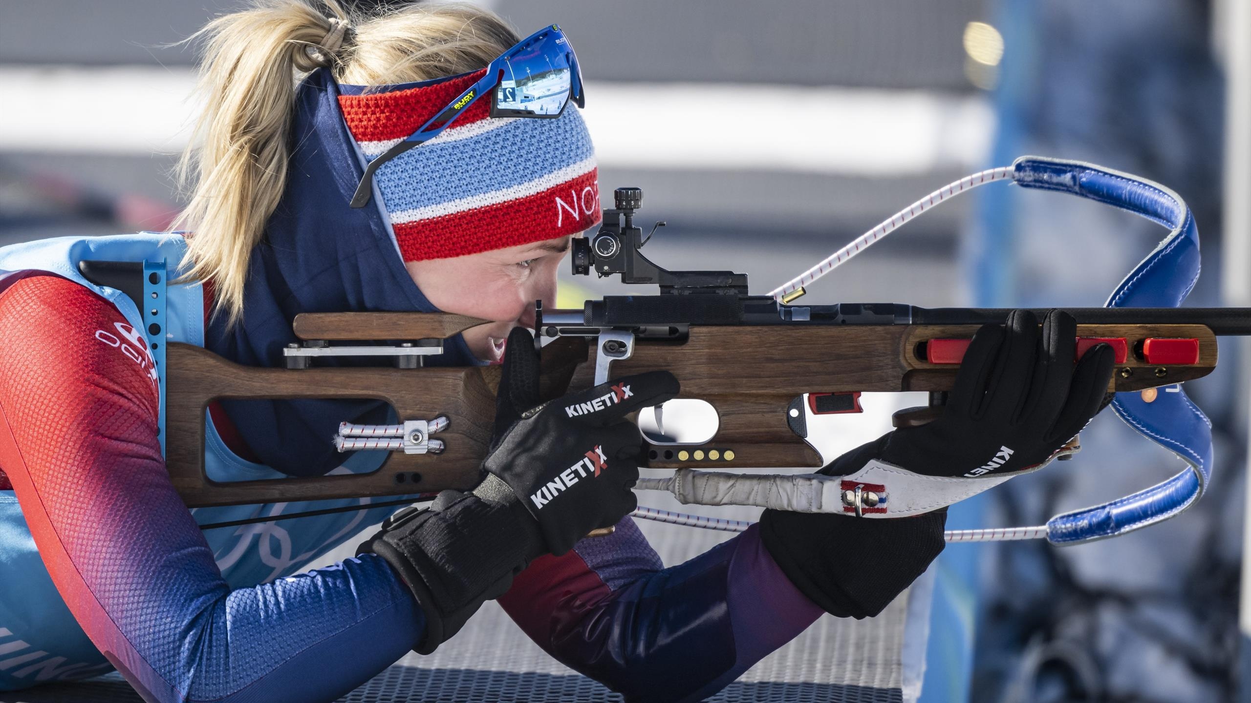 Marte Olsbu Roiseland, Slovinian physio, Biathlon mixed relay gold, 2560x1440 HD Desktop