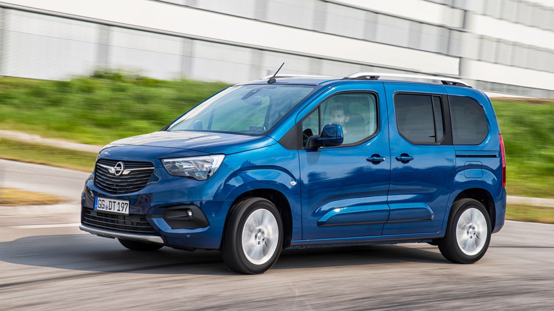 Opel Combo Life, Opel's Blitz version, 2018 model, Swiss publication, 1920x1080 Full HD Desktop