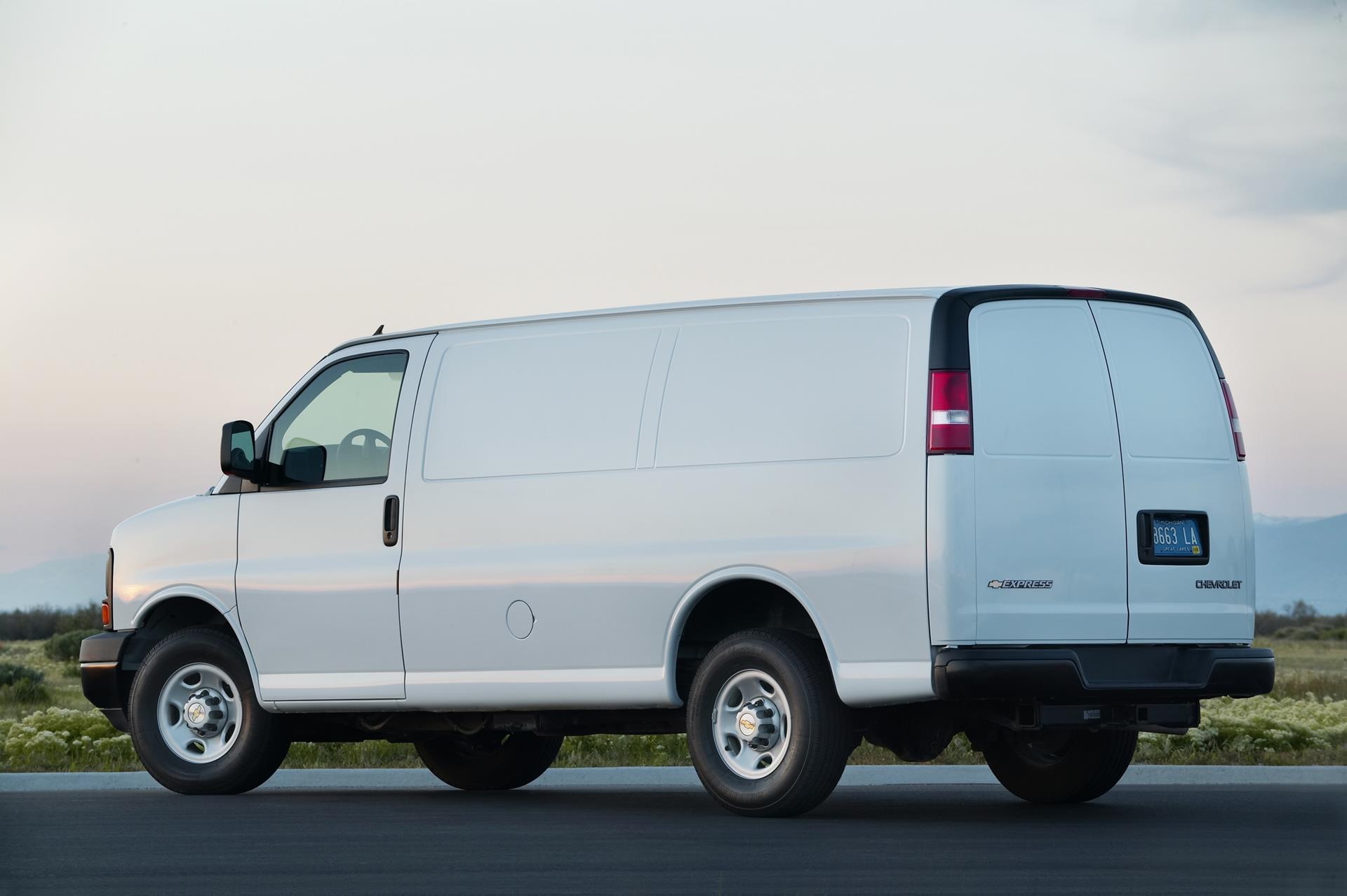 Chevrolet Express, Reliable cargo transportation, Strong and durable, Practical design, 1920x1280 HD Desktop