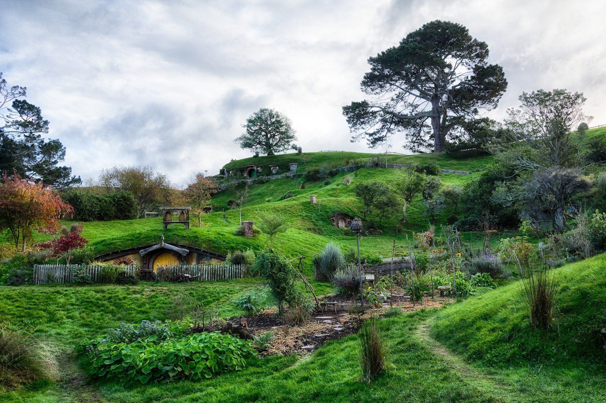 Hobbit house wallpapers, Quaint architecture, Jardins hobbit maison, Desktop background, 2000x1340 HD Desktop