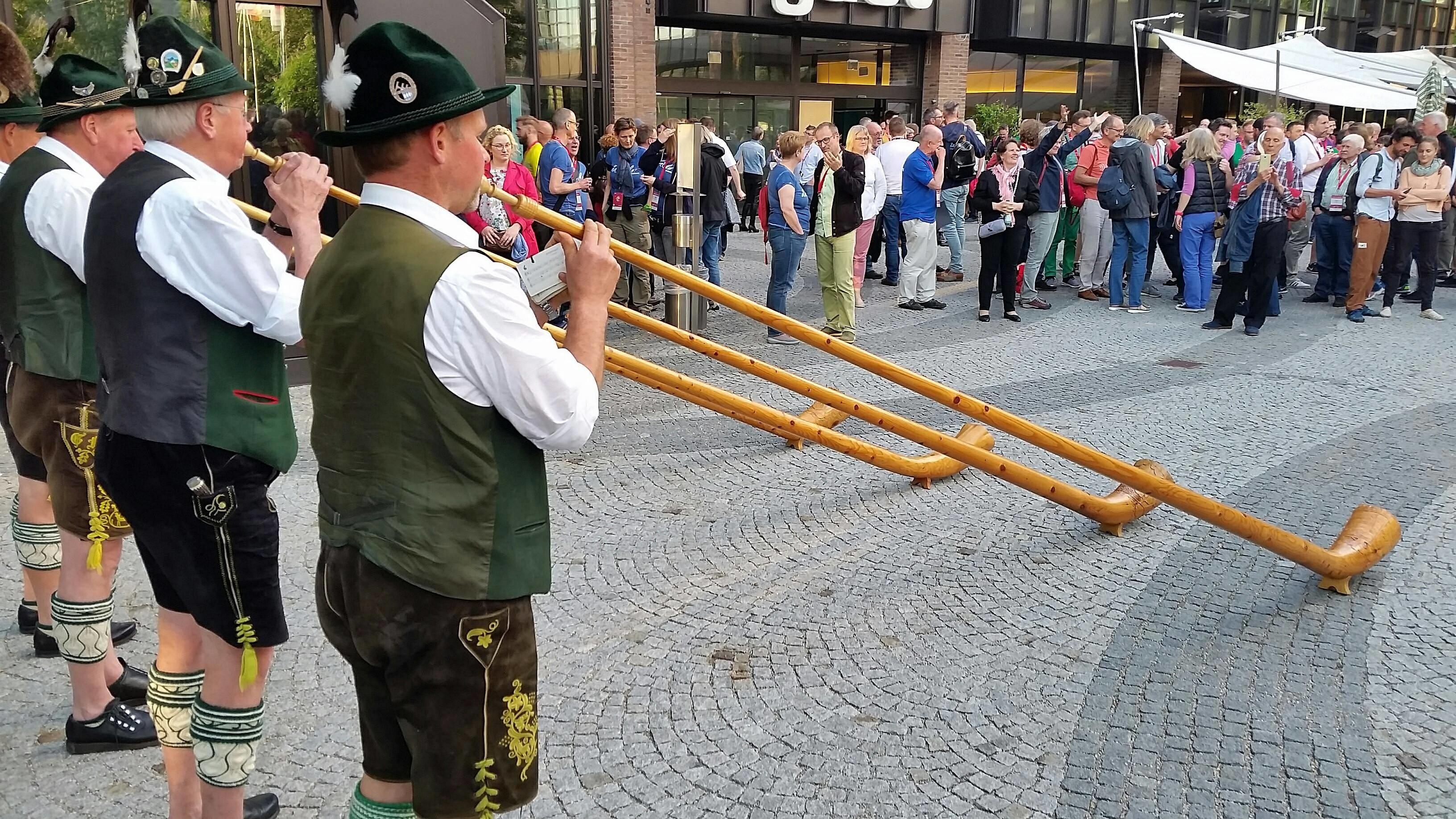 Alphorn und jodler, Alphorn experience, Swiss customs, Swiss alphorn, 3270x1840 HD Desktop